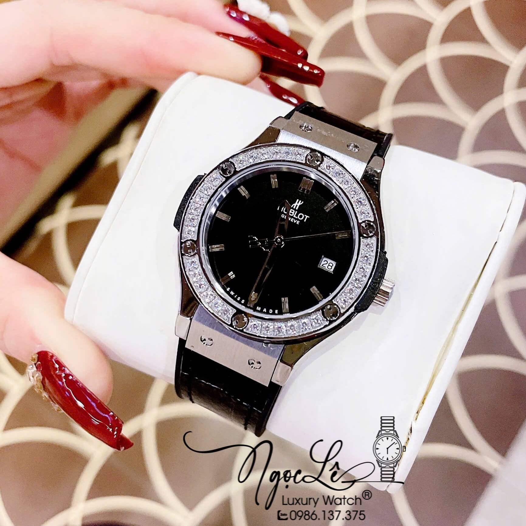 Đồng Hồ Nữ Hublot Classic Fusion Dây Cao Su Bọc Da Đen Viền Đá Silver 34mm Quartz