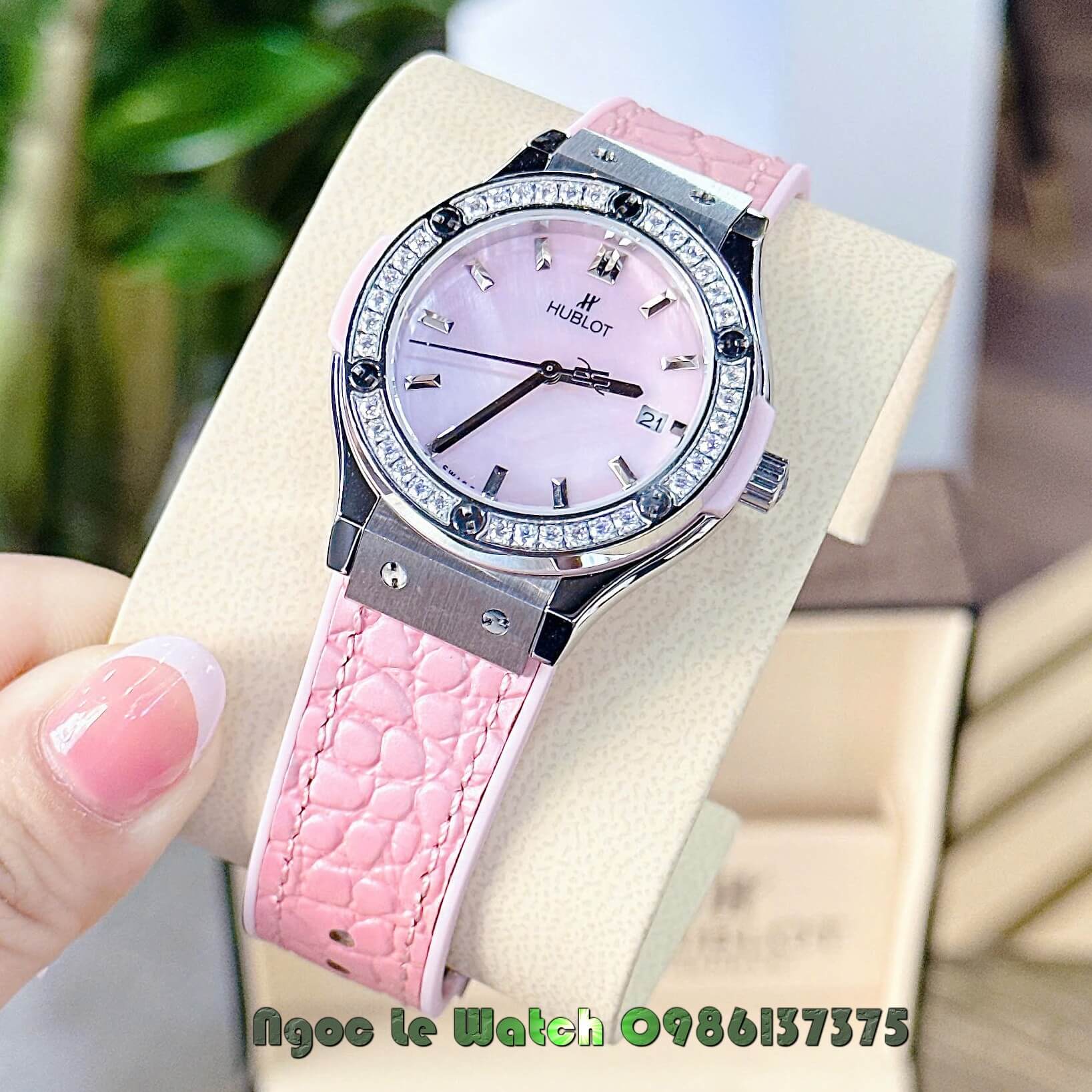 Đồng Hồ Nữ Hublot Classic Fusion Dây Cao Su Bọc Da Hồng Đính Đá Silver Size 34mm - Máy Quartz