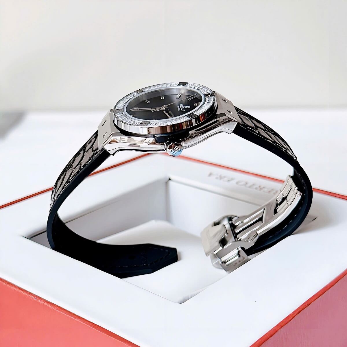 Đồng Hồ Nữ Hublot Classic Fusion Dây Cao Su Bọc Da Vân Đen Vỏ Silver 34mm