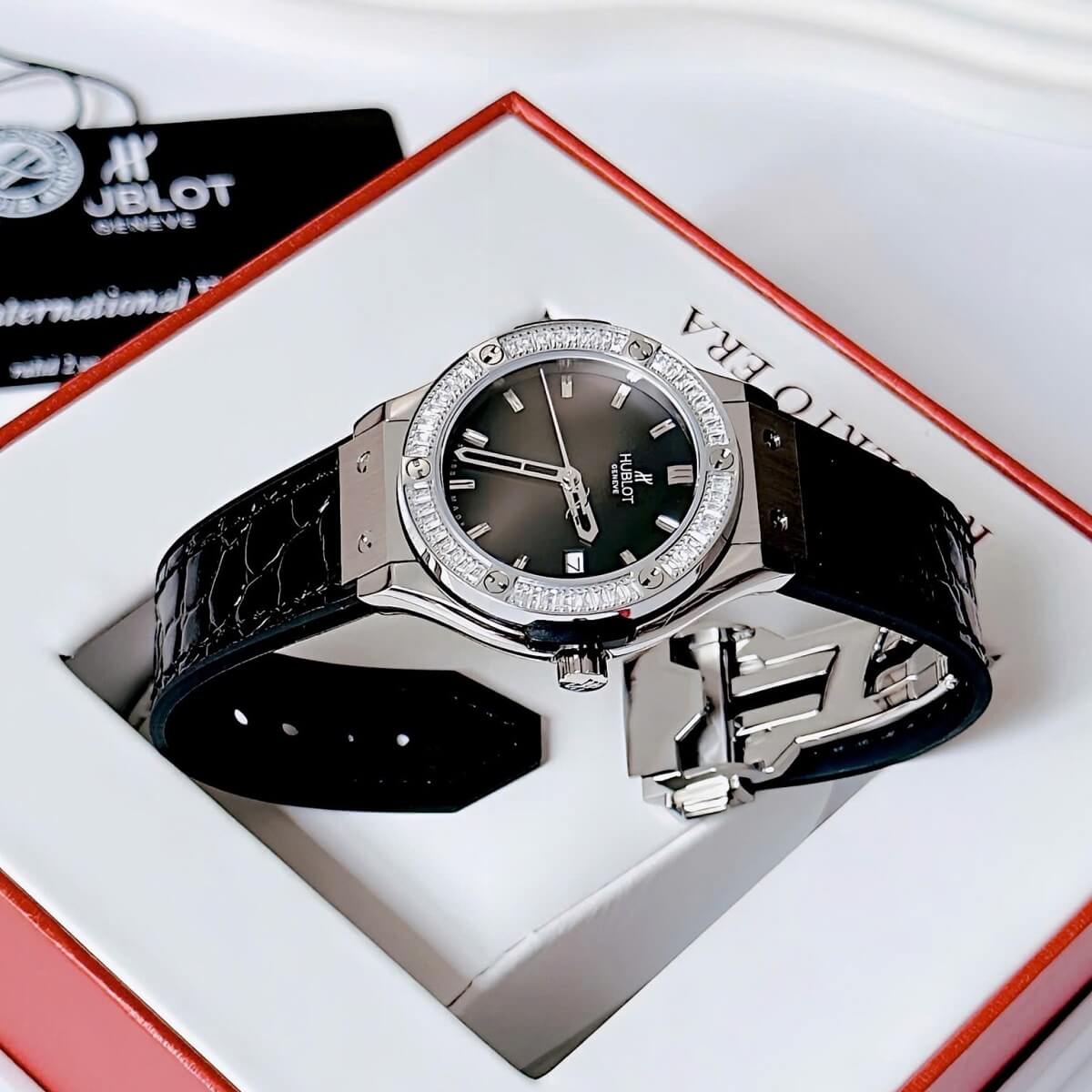 Đồng Hồ Nữ Hublot Classic Fusion Dây Cao Su Bọc Da Vân Đen Vỏ Silver 34mm
