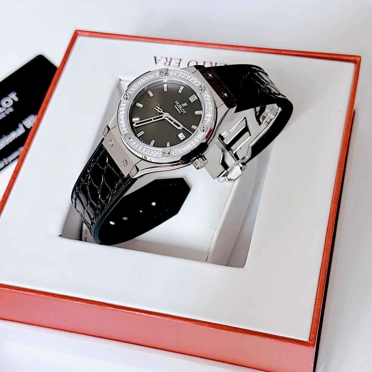 Đồng Hồ Nữ Hublot Classic Fusion Dây Cao Su Bọc Da Vân Đen Vỏ Silver 34mm