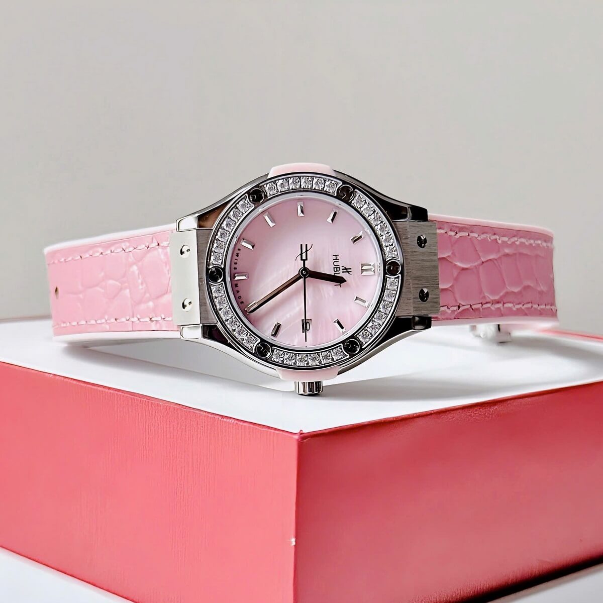 Đồng Hồ Nữ Hublot Classic Fusion Dây Cao Su Bọc Da Vân Hồng Vỏ Silver 34mm