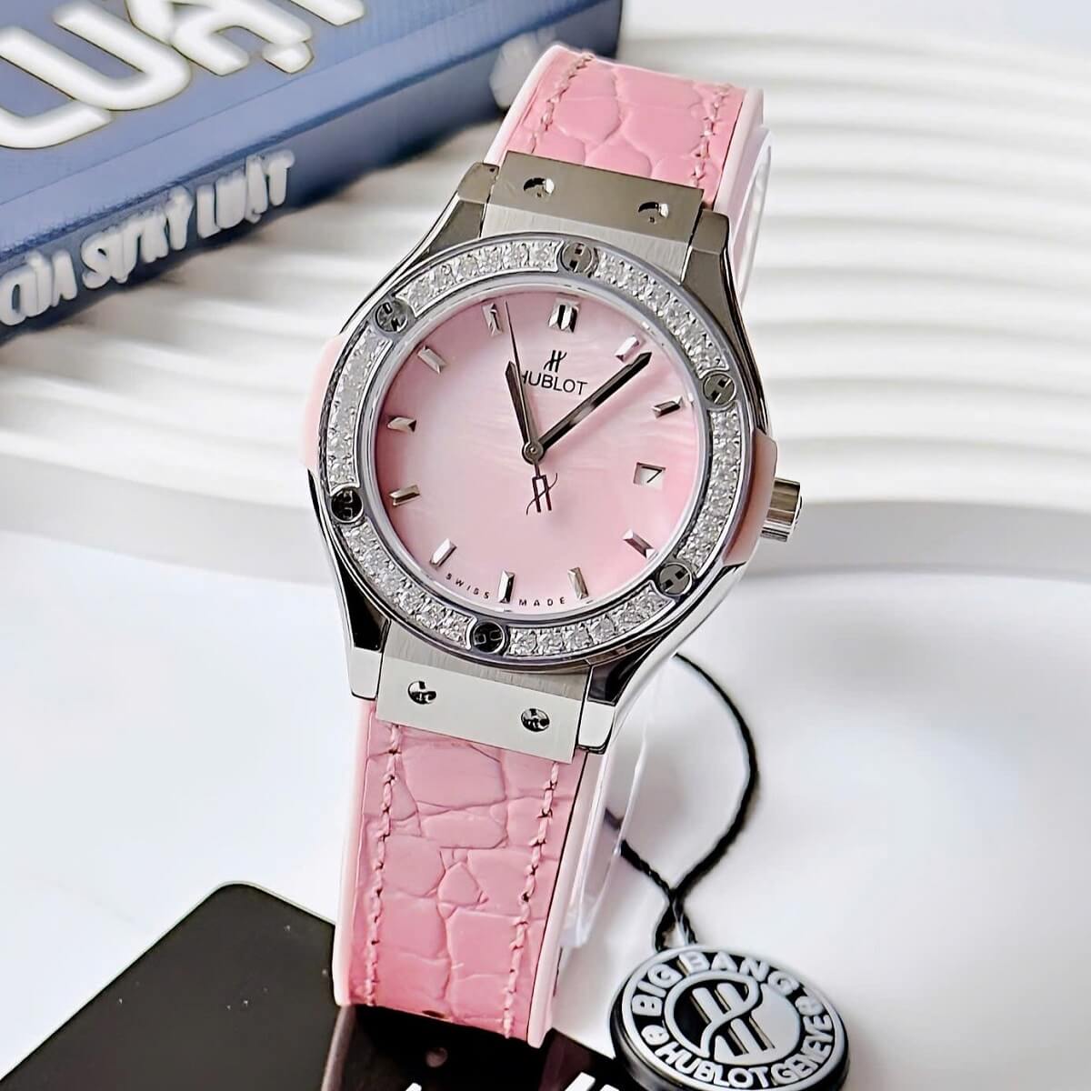 Đồng Hồ Nữ Hublot Classic Fusion Dây Cao Su Bọc Da Vân Hồng Vỏ Silver 34mm