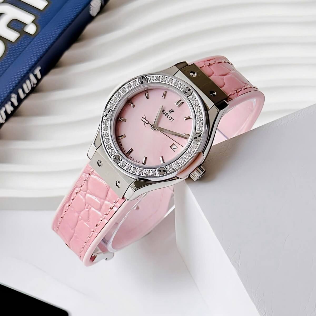 Đồng Hồ Nữ Hublot Classic Fusion Dây Cao Su Bọc Da Vân Hồng Vỏ Silver 34mm