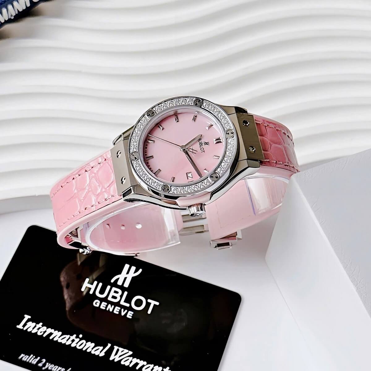 Đồng Hồ Nữ Hublot Classic Fusion Dây Cao Su Bọc Da Vân Hồng Vỏ Silver 34mm