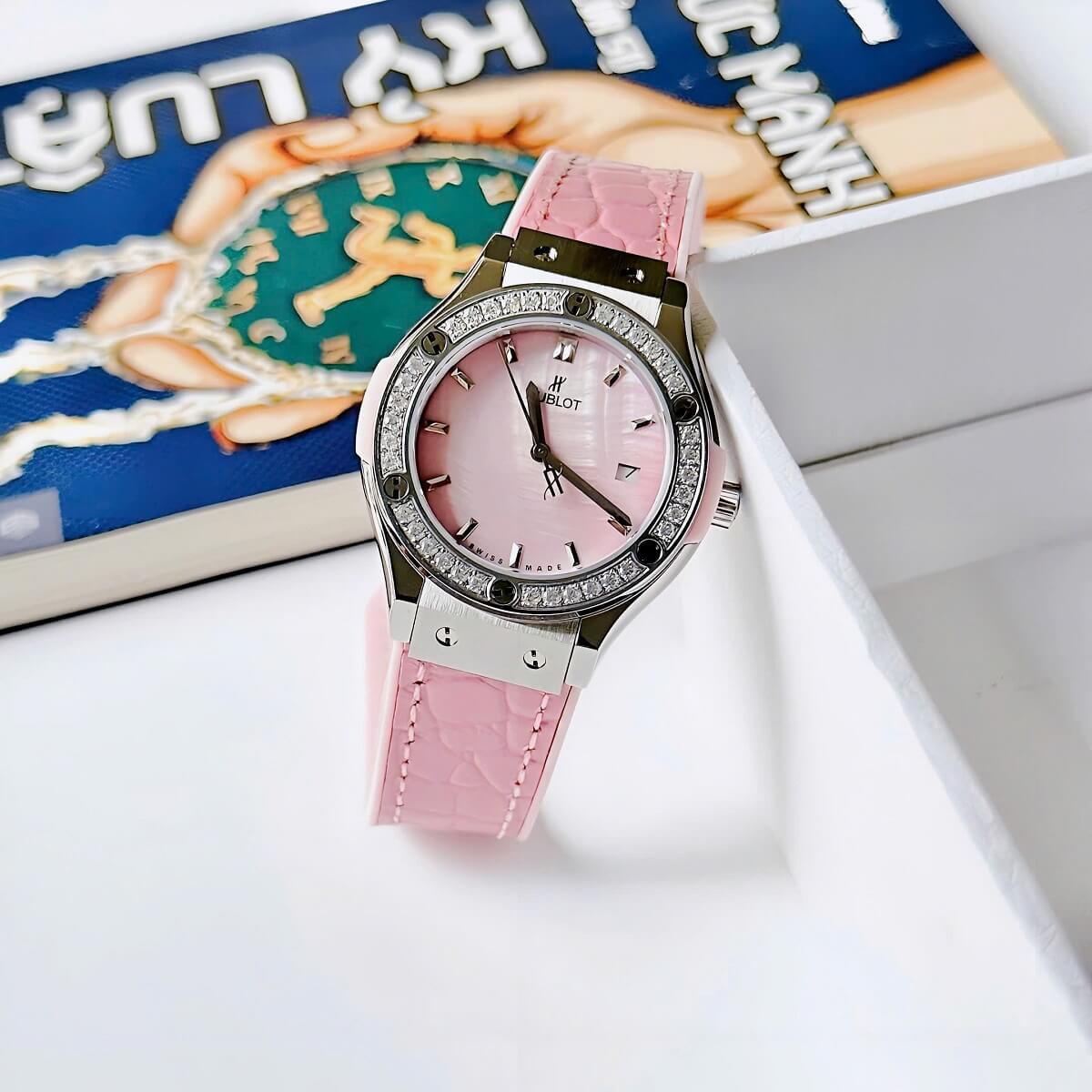 Đồng Hồ Nữ Hublot Classic Fusion Dây Cao Su Bọc Da Vân Hồng Vỏ Silver 34mm