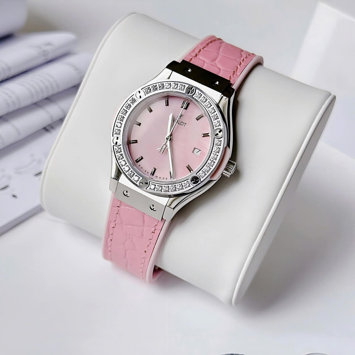 Đồng Hồ Nữ Hublot Classic Fusion Dây Cao Su Bọc Da Vân Hồng Vỏ Silver 34mm