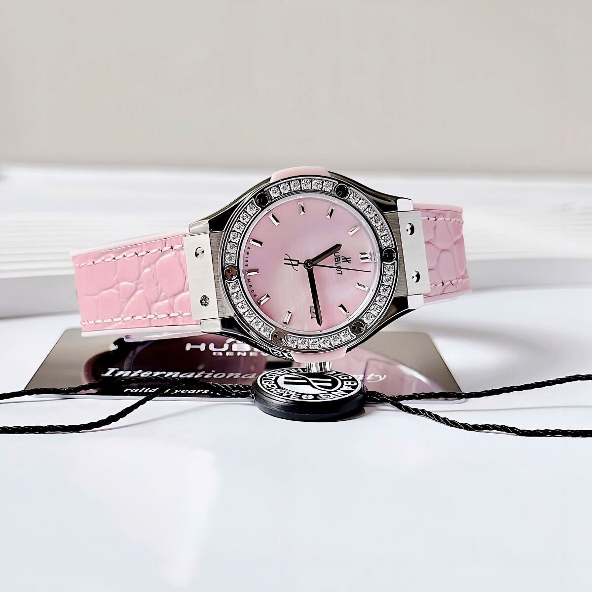 Đồng Hồ Nữ Hublot Classic Fusion Dây Cao Su Bọc Da Vân Hồng Vỏ Silver 34mm