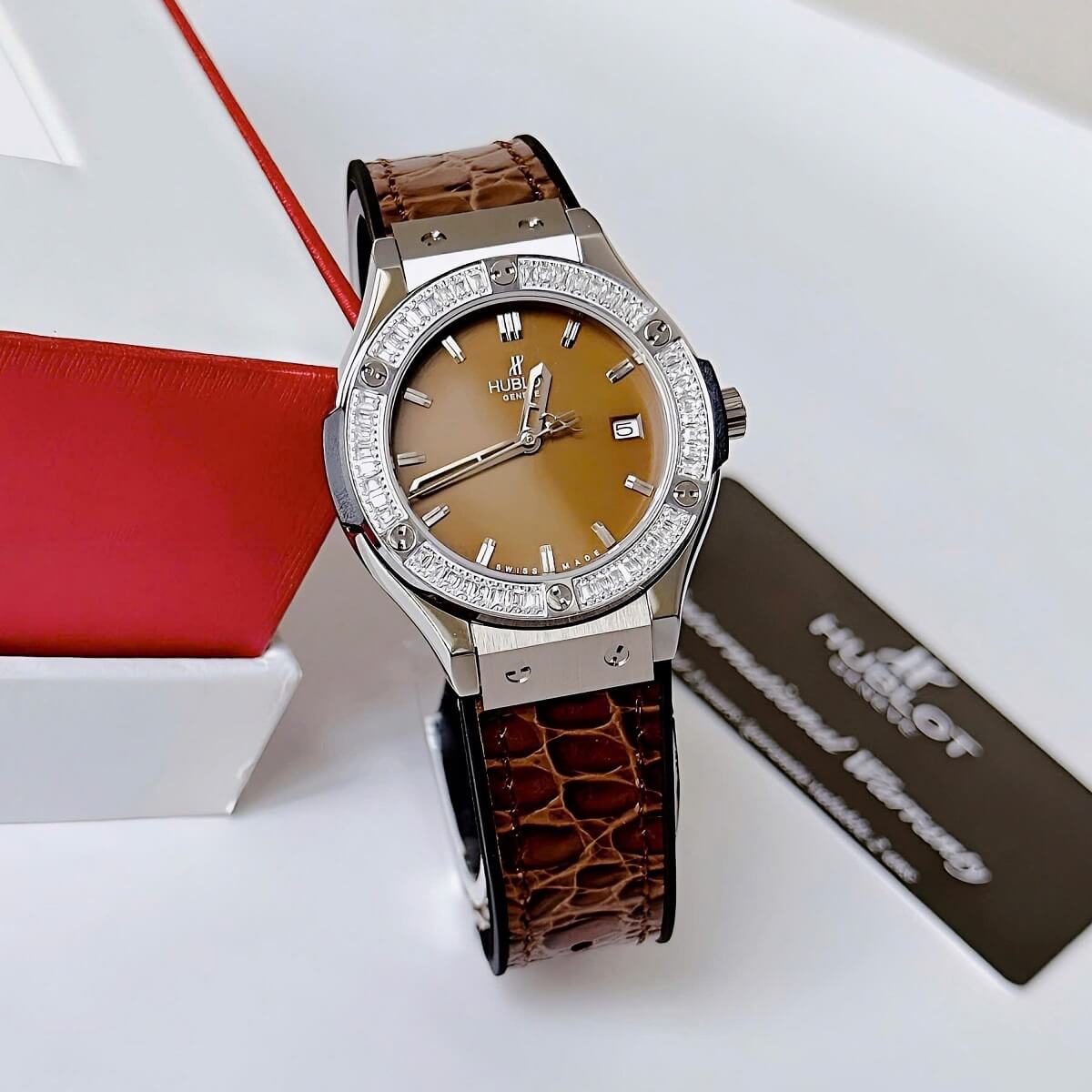 Đồng Hồ Nữ Hublot Classic Fusion Dây Cao Su Bọc Da Vân Nâu Vỏ Silver 34mm