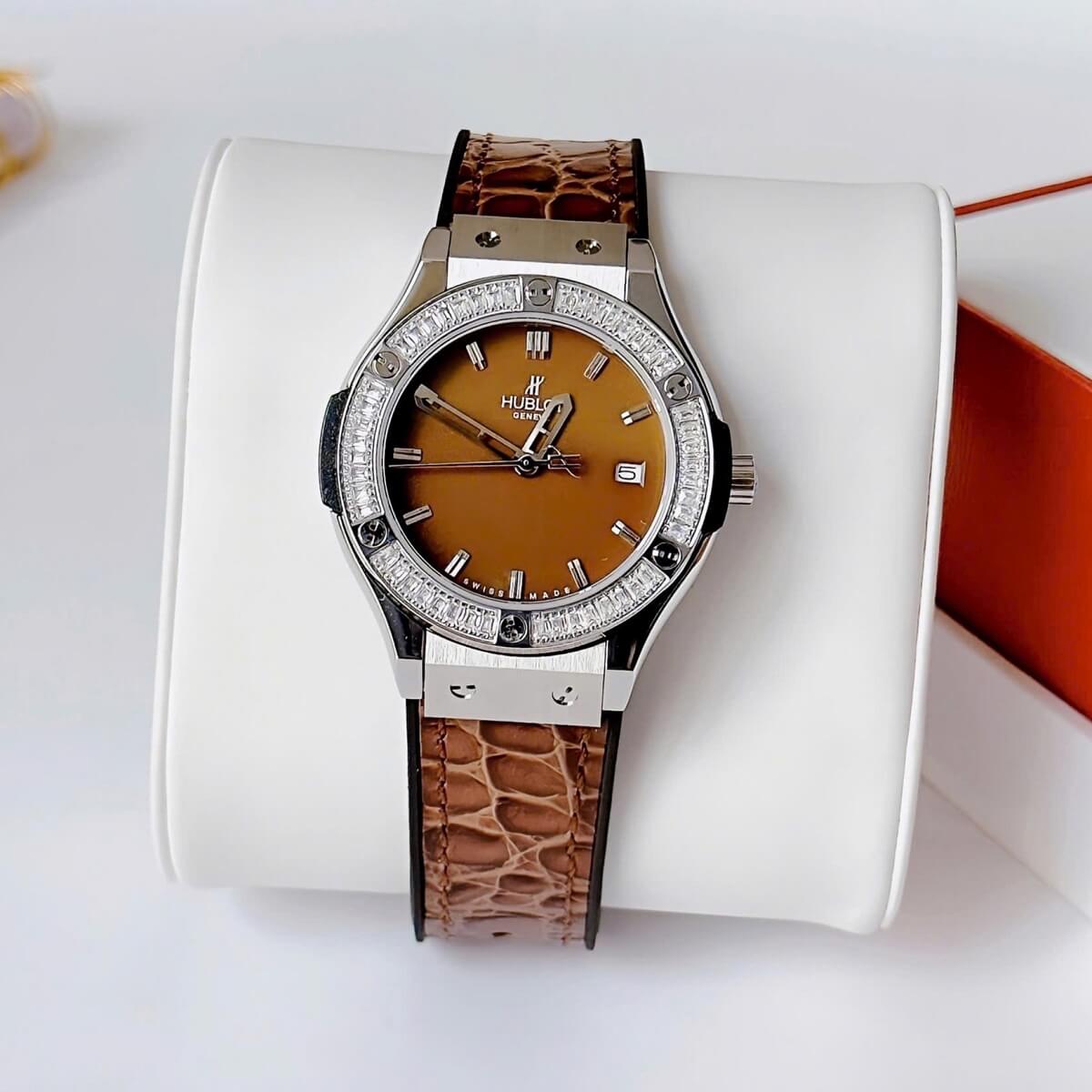 Đồng Hồ Nữ Hublot Classic Fusion Dây Cao Su Bọc Da Vân Nâu Vỏ Silver 34mm