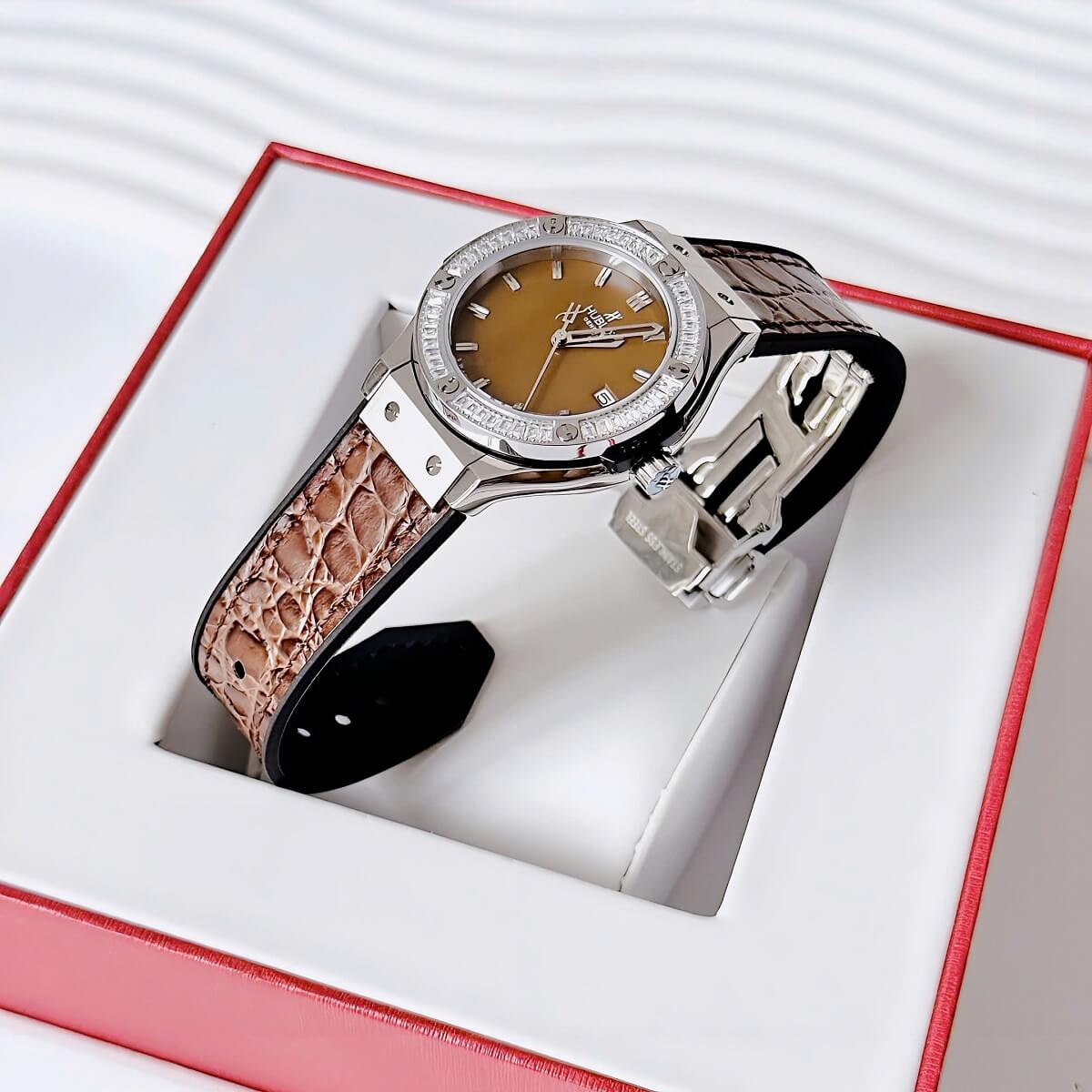Đồng Hồ Nữ Hublot Classic Fusion Dây Cao Su Bọc Da Vân Nâu Vỏ Silver 34mm