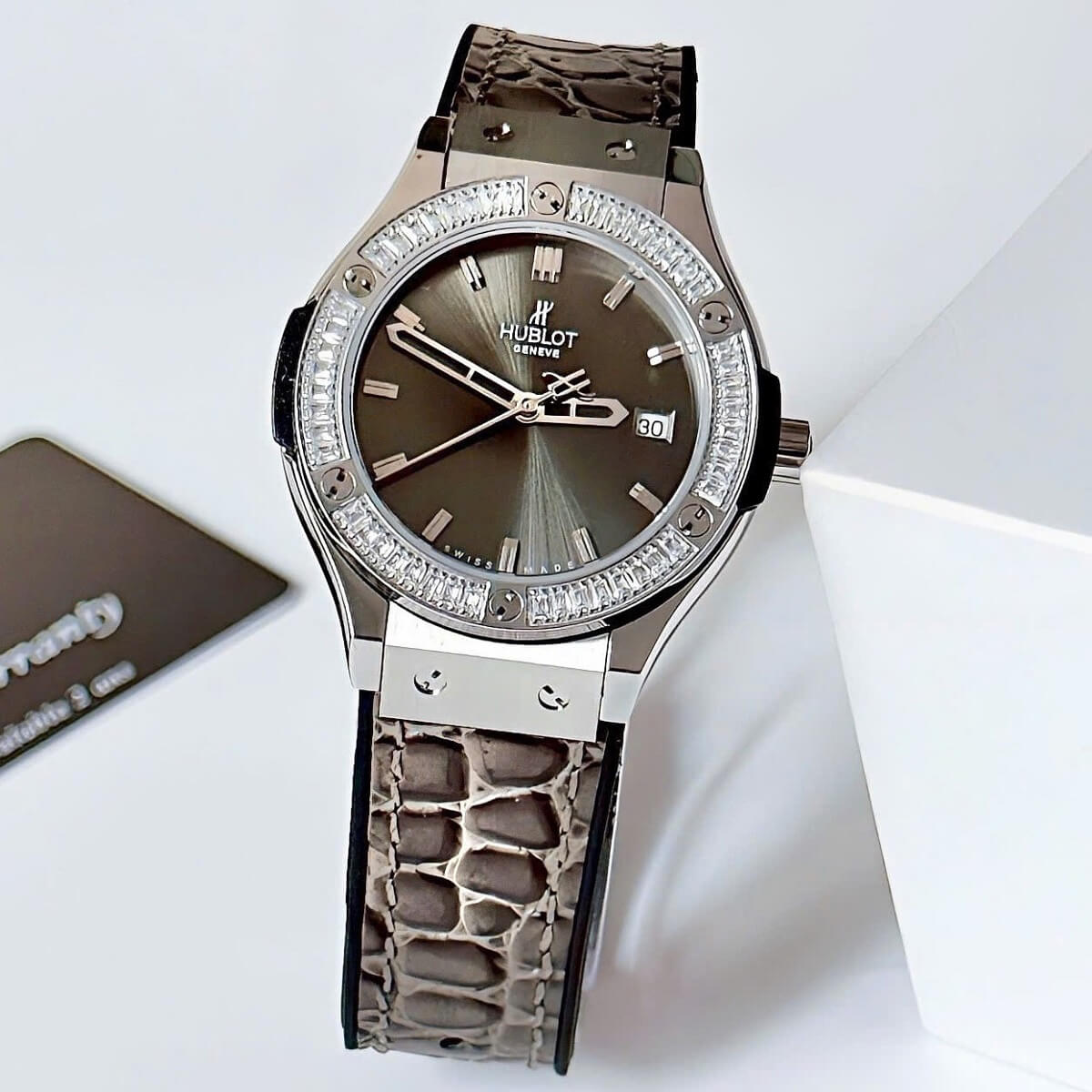 Đồng Hồ Nữ Hublot Classic Fusion Dây Cao Su Bọc Da Vân Xám Vỏ Silver 34mm