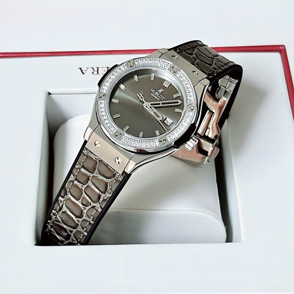 Đồng Hồ Nữ Hublot Classic Fusion Dây Cao Su Bọc Da Vân Xám Vỏ Silver 34mm