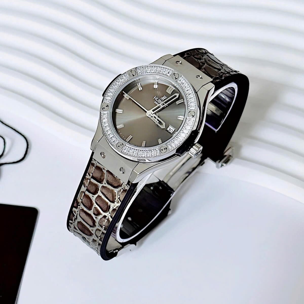 Đồng Hồ Nữ Hublot Classic Fusion Dây Cao Su Bọc Da Vân Xám Vỏ Silver 34mm