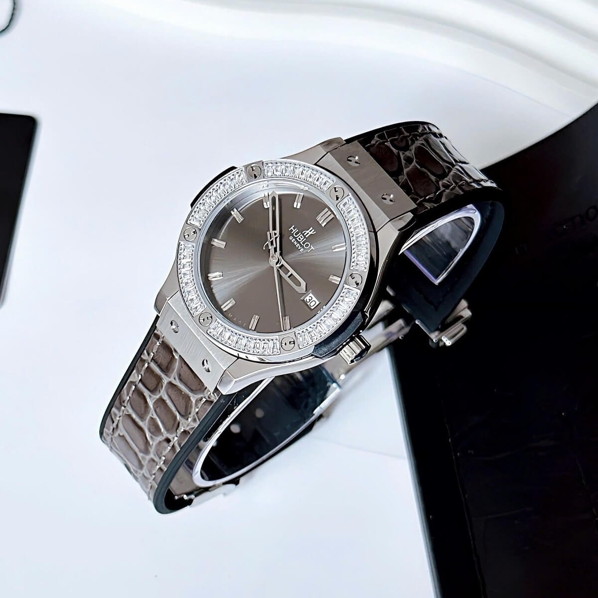 Đồng Hồ Nữ Hublot Classic Fusion Dây Cao Su Bọc Da Vân Xám Vỏ Silver 34mm