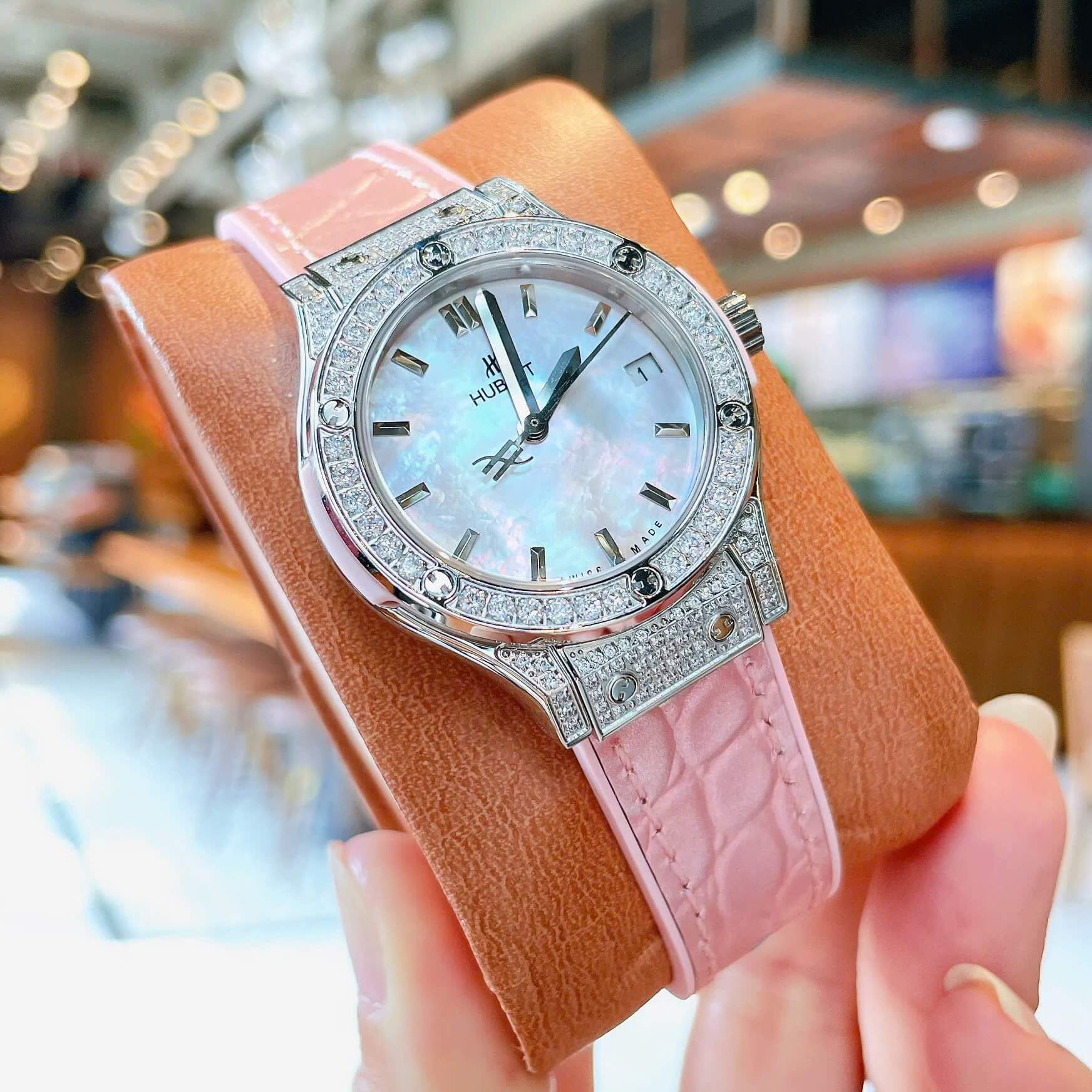 Đồng Hồ Nữ Hublot Classic Fusion Dây Cao Su Hồng Pastel Đính Đá Size 30mm Máy Pin Miyota Nhật - Vỏ Silver