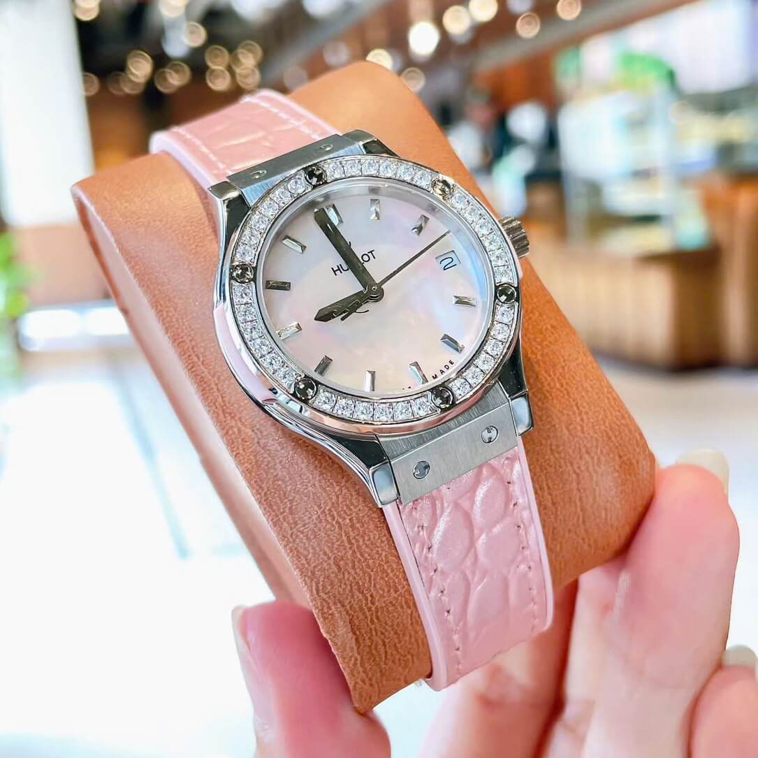 Đồng Hồ Nữ Hublot Classic Fusion Dây Cao Su Hồng Pastel Viền Đá Size 30mm Máy Pin Miyota Nhật - Vỏ Silver