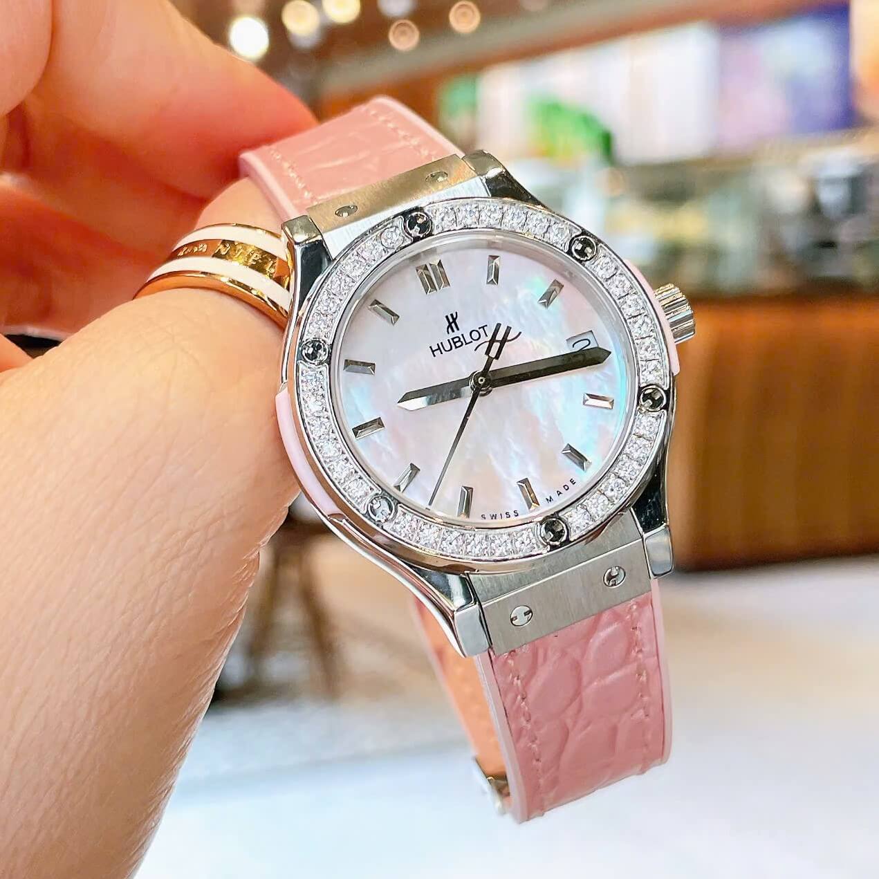Đồng Hồ Nữ Hublot Classic Fusion Dây Cao Su Hồng Pastel Viền Đá Size 30mm Máy Pin Miyota Nhật - Vỏ Silver