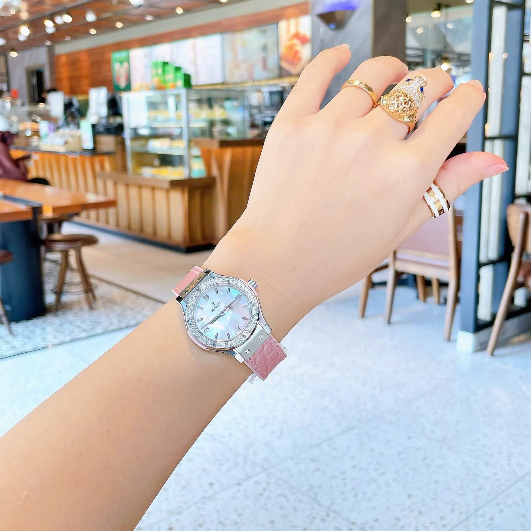Đồng Hồ Nữ Hublot Classic Fusion Dây Cao Su Hồng Pastel Viền Đá Size 30mm Máy Pin Miyota Nhật - Vỏ Silver