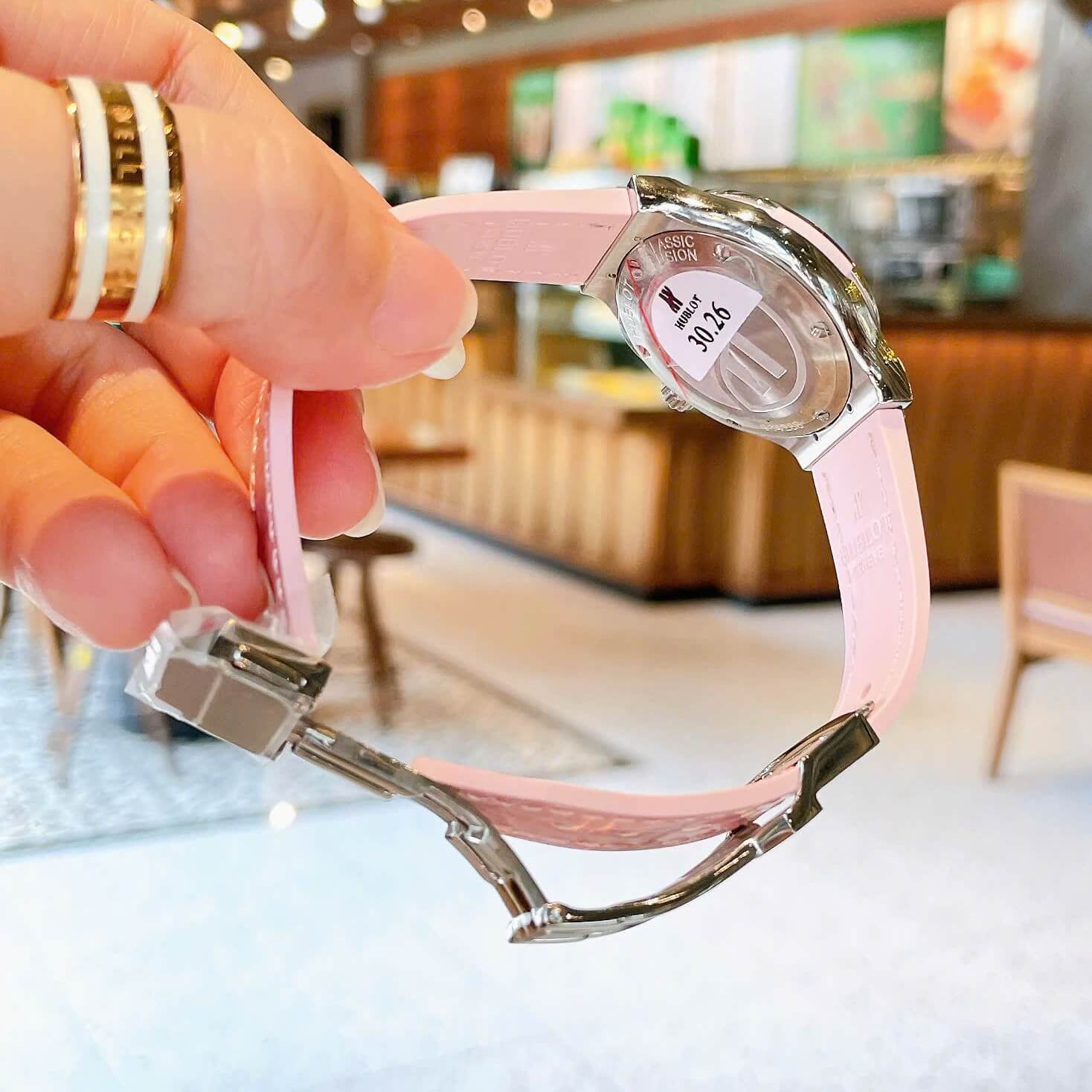 Đồng Hồ Nữ Hublot Classic Fusion Dây Cao Su Hồng Pastel Viền Đá Size 30mm Máy Pin Miyota Nhật - Vỏ Silver