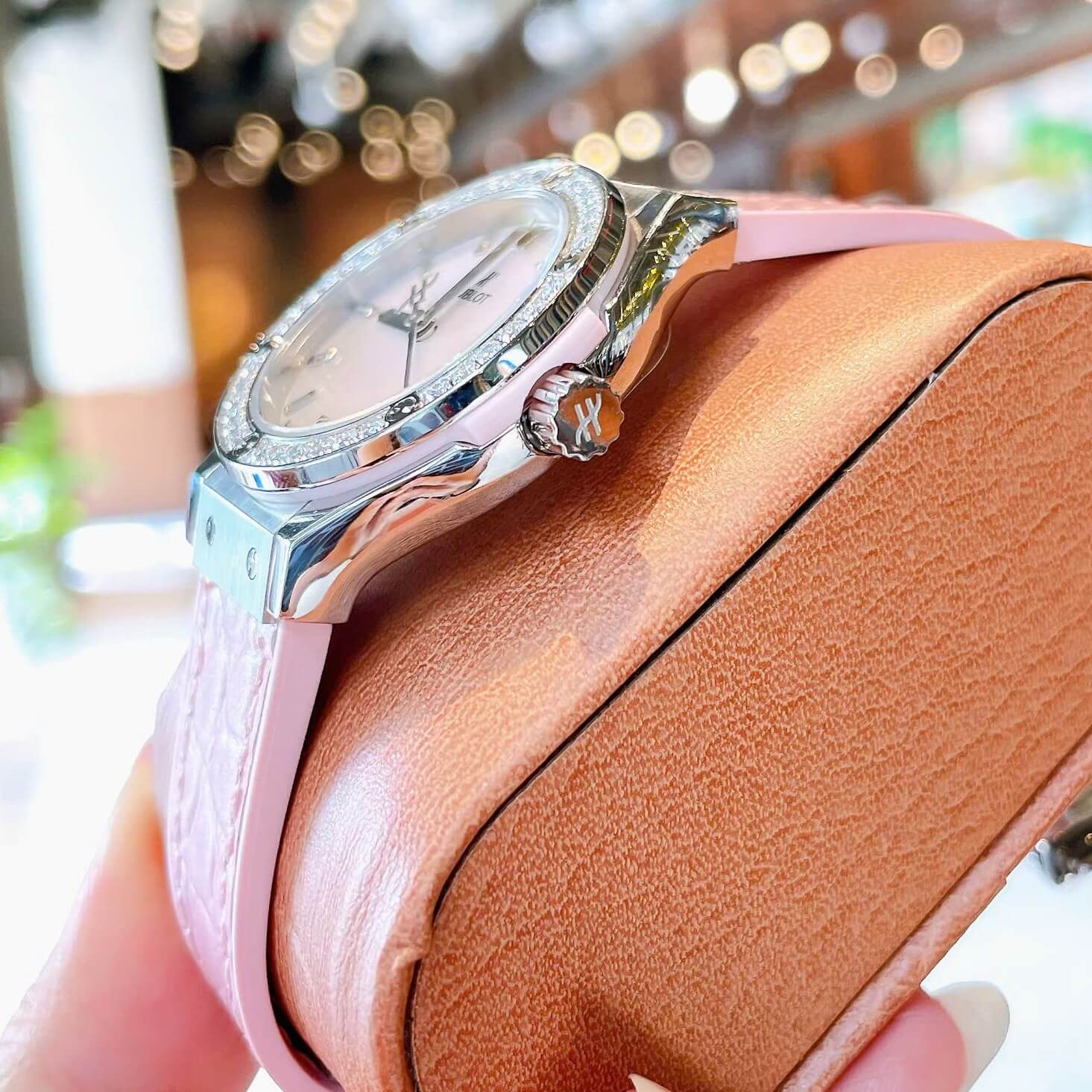 Đồng Hồ Nữ Hublot Classic Fusion Dây Cao Su Hồng Pastel Viền Đá Size 30mm Máy Pin Miyota Nhật - Vỏ Silver