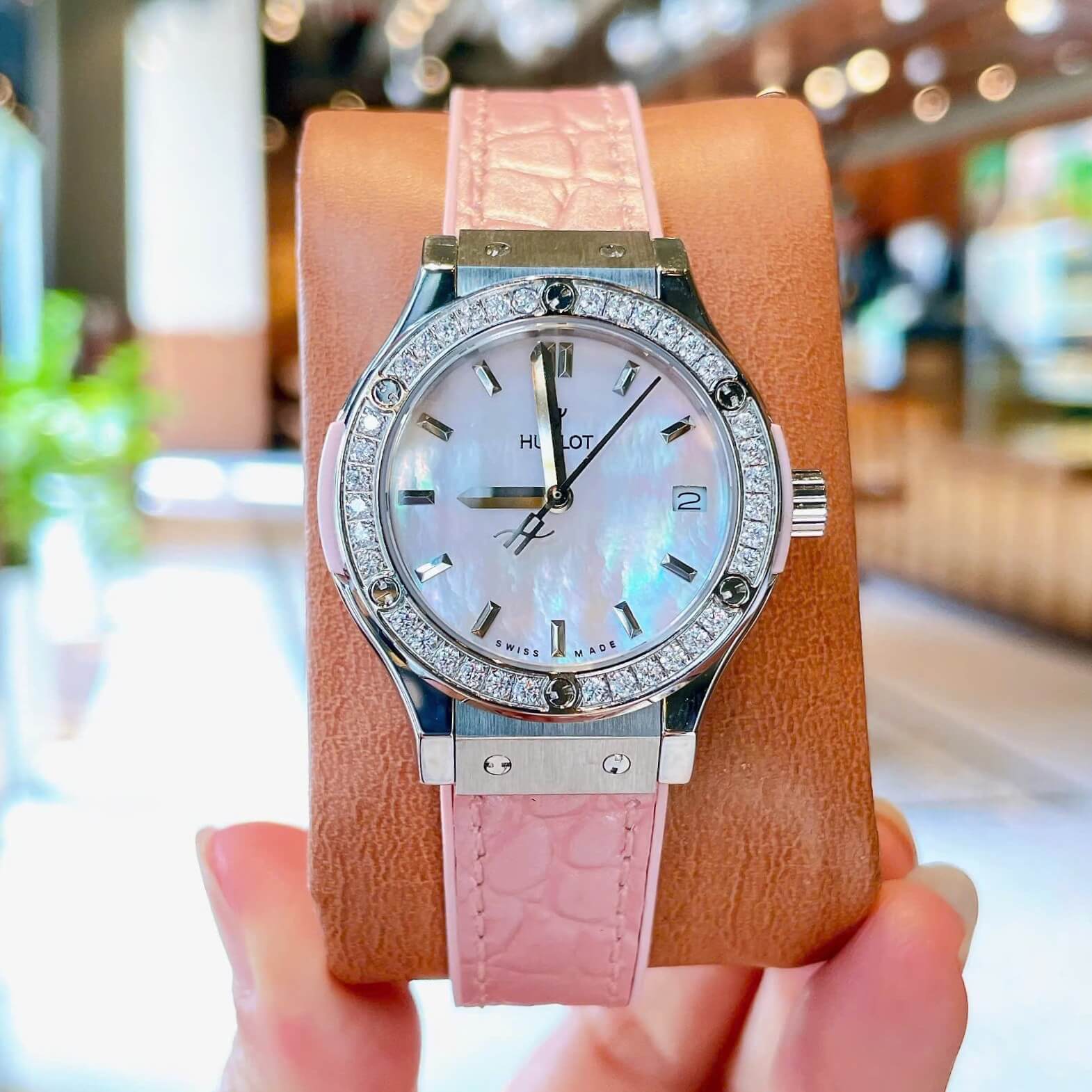 Đồng Hồ Nữ Hublot Classic Fusion Dây Cao Su Hồng Pastel Viền Đá Size 30mm Máy Pin Miyota Nhật - Vỏ Silver