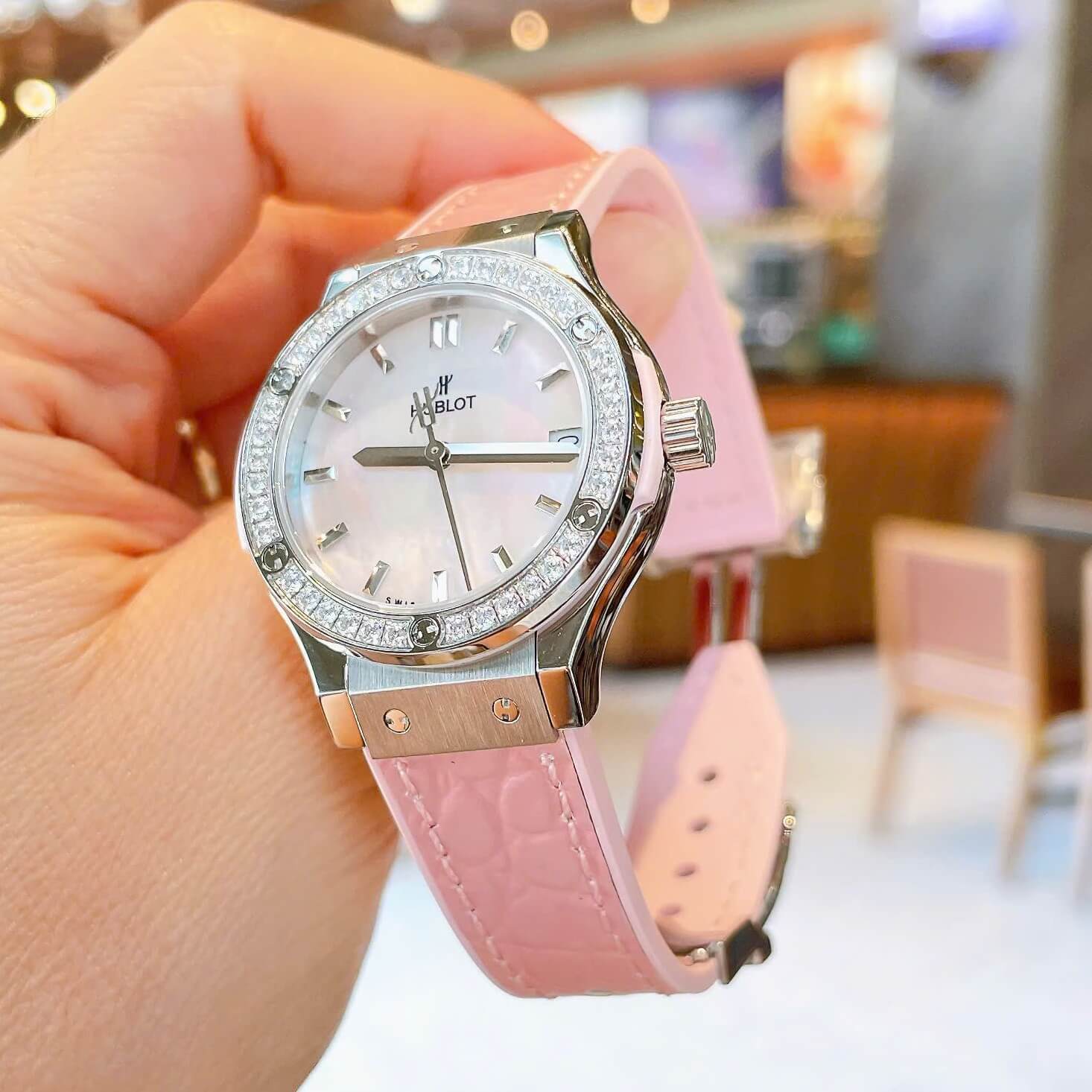 Đồng Hồ Nữ Hublot Classic Fusion Dây Cao Su Hồng Pastel Viền Đá Size 30mm Máy Pin Miyota Nhật - Vỏ Silver