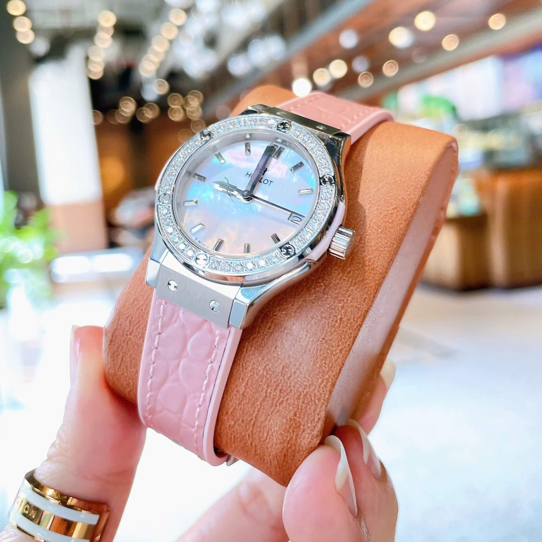 Đồng Hồ Nữ Hublot Classic Fusion Dây Cao Su Hồng Pastel Viền Đá Size 30mm Máy Pin Miyota Nhật - Vỏ Silver