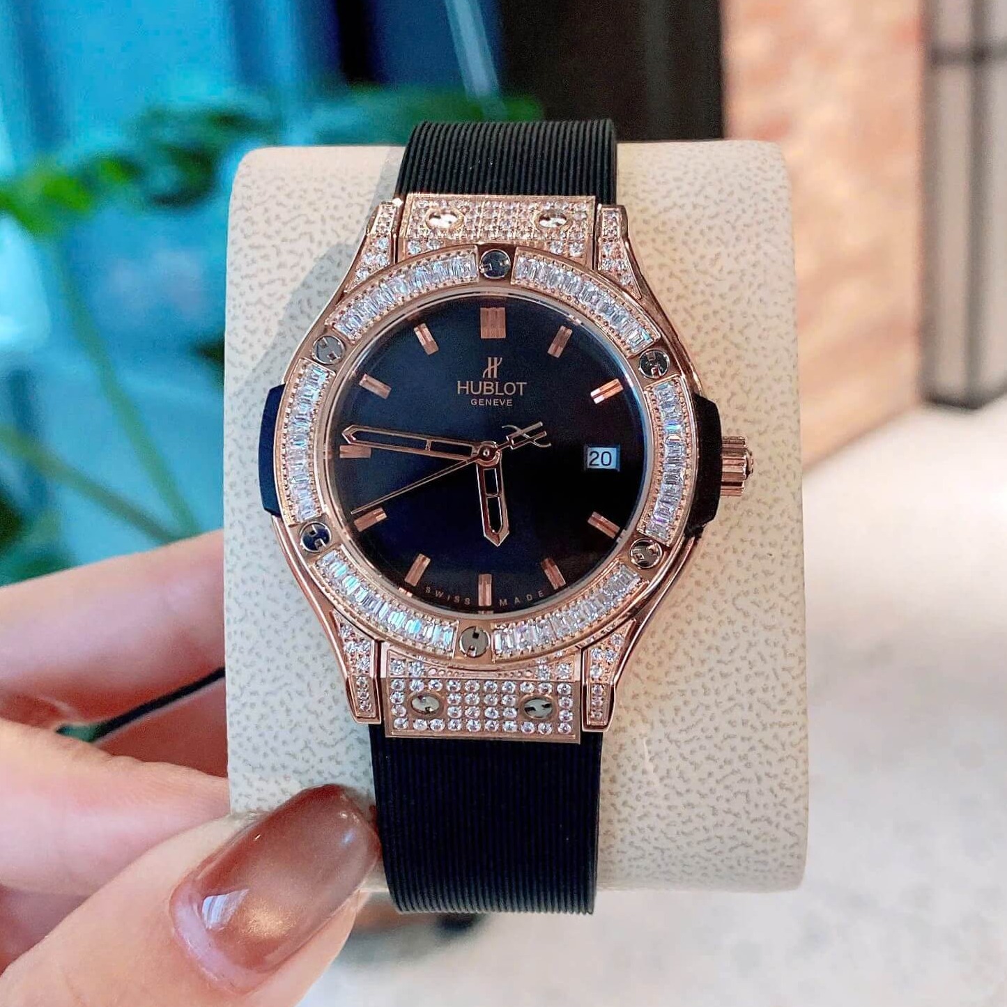 Đồng Hồ Nữ Hublot Classic Fusion Dây Cao Su Màu Đen Đính Đá Rose Size 34mm - Máy Quartz