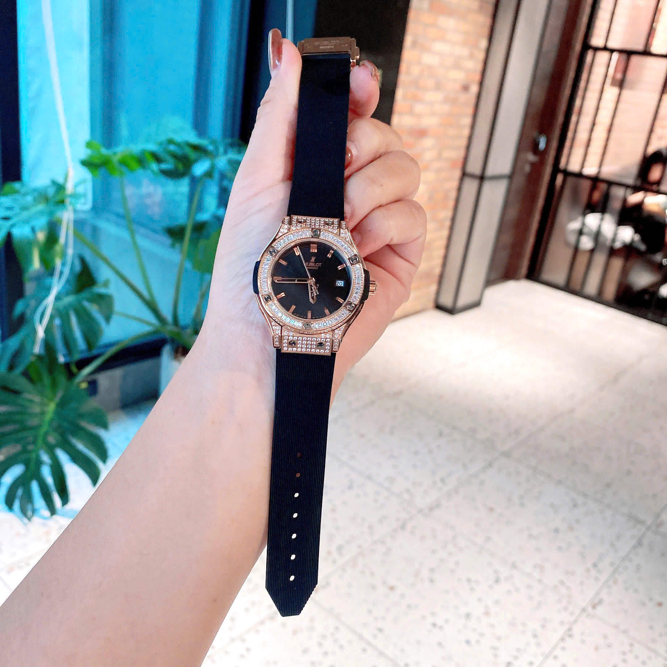 Đồng Hồ Nữ Hublot Classic Fusion Dây Cao Su Màu Đen Đính Đá Rose Size 34mm - Máy Quartz
