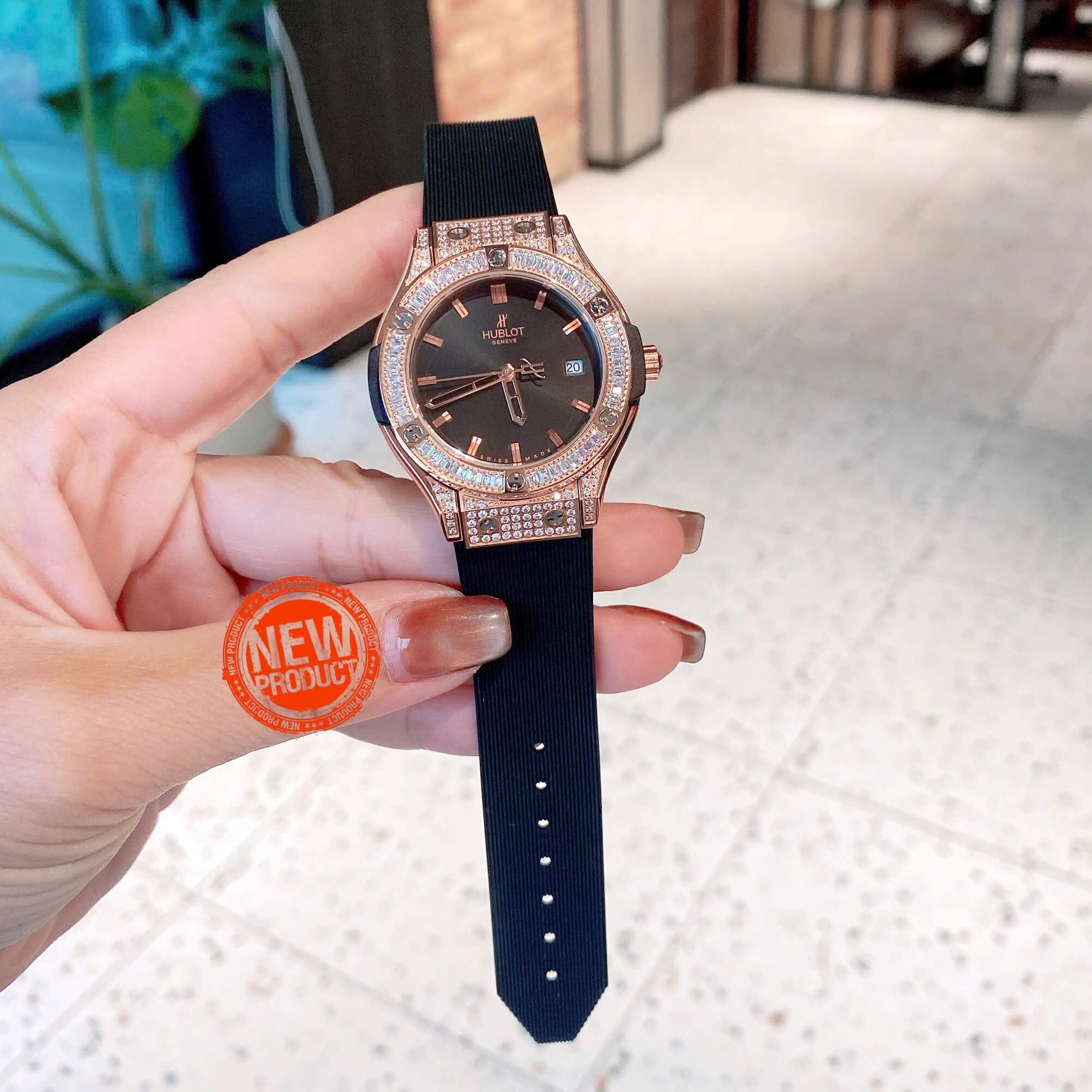 Đồng Hồ Nữ Hublot Classic Fusion Dây Cao Su Màu Đen Đính Đá Rose Size 34mm - Máy Quartz