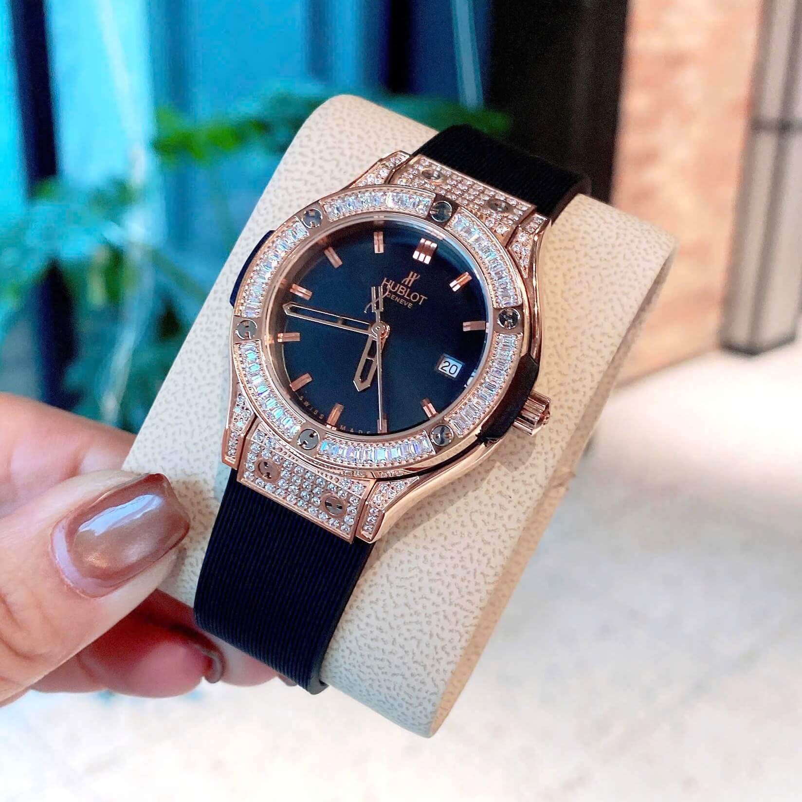 Đồng Hồ Nữ Hublot Classic Fusion Dây Cao Su Màu Đen Đính Đá Rose Size 34mm - Máy Quartz