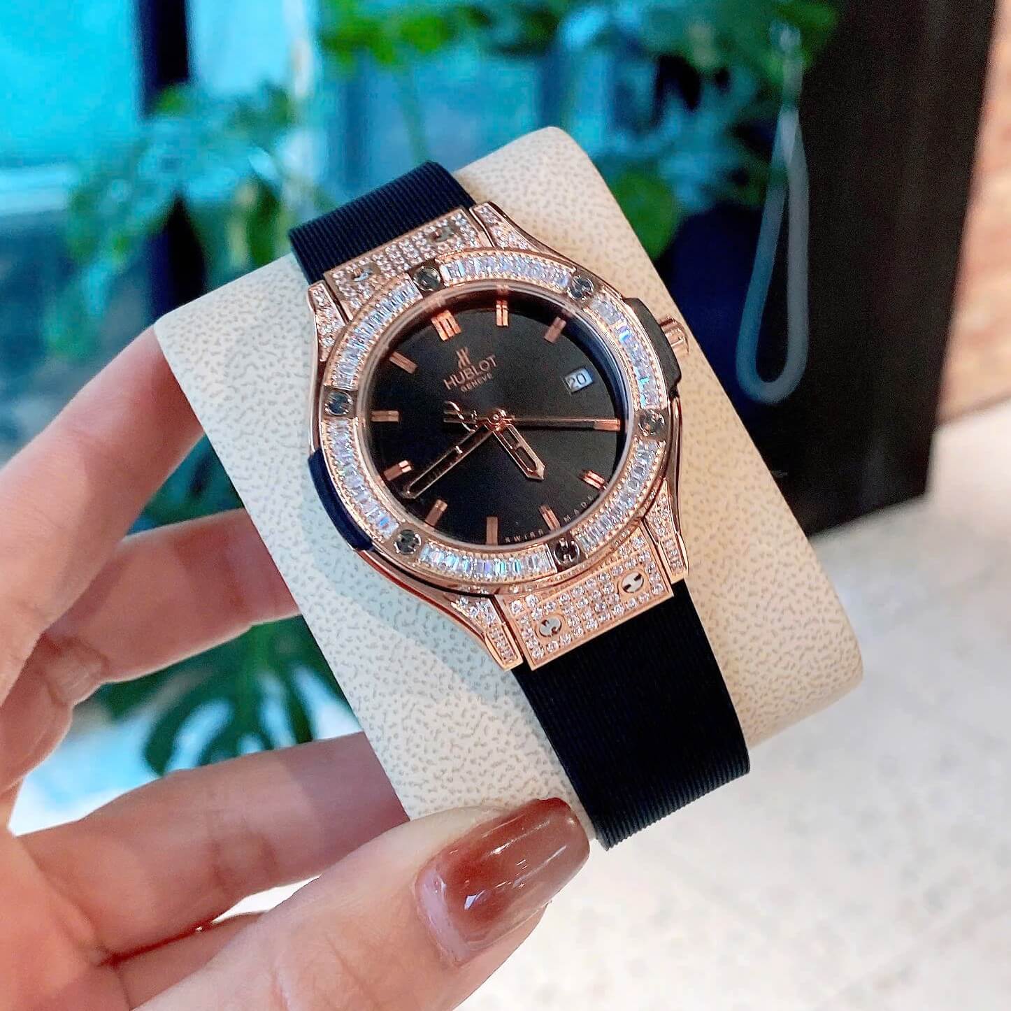 Đồng Hồ Nữ Hublot Classic Fusion Dây Cao Su Màu Đen Đính Đá Rose Size 34mm - Máy Quartz