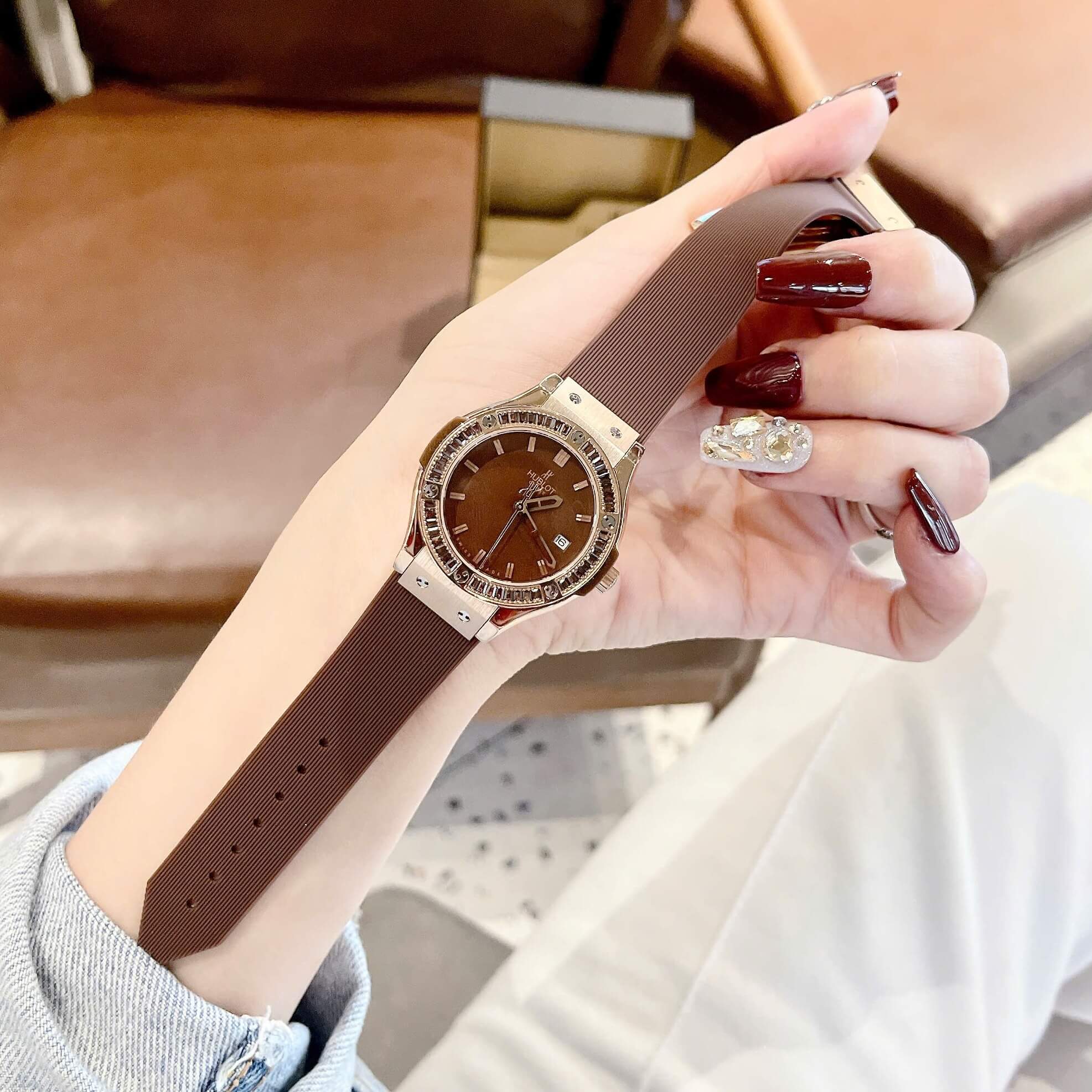 Đồng Hồ Nữ Hublot Classic Fusion Dây Cao Su Màu Nâu Viền Đá Nâu Size 34mm - Máy Quartz
