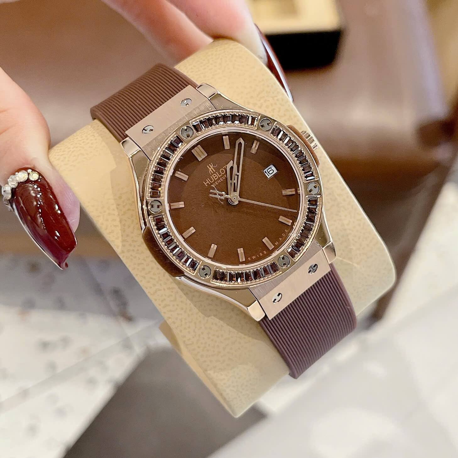Đồng Hồ Nữ Hublot Classic Fusion Dây Cao Su Màu Nâu Viền Đá Nâu Size 34mm - Máy Quartz