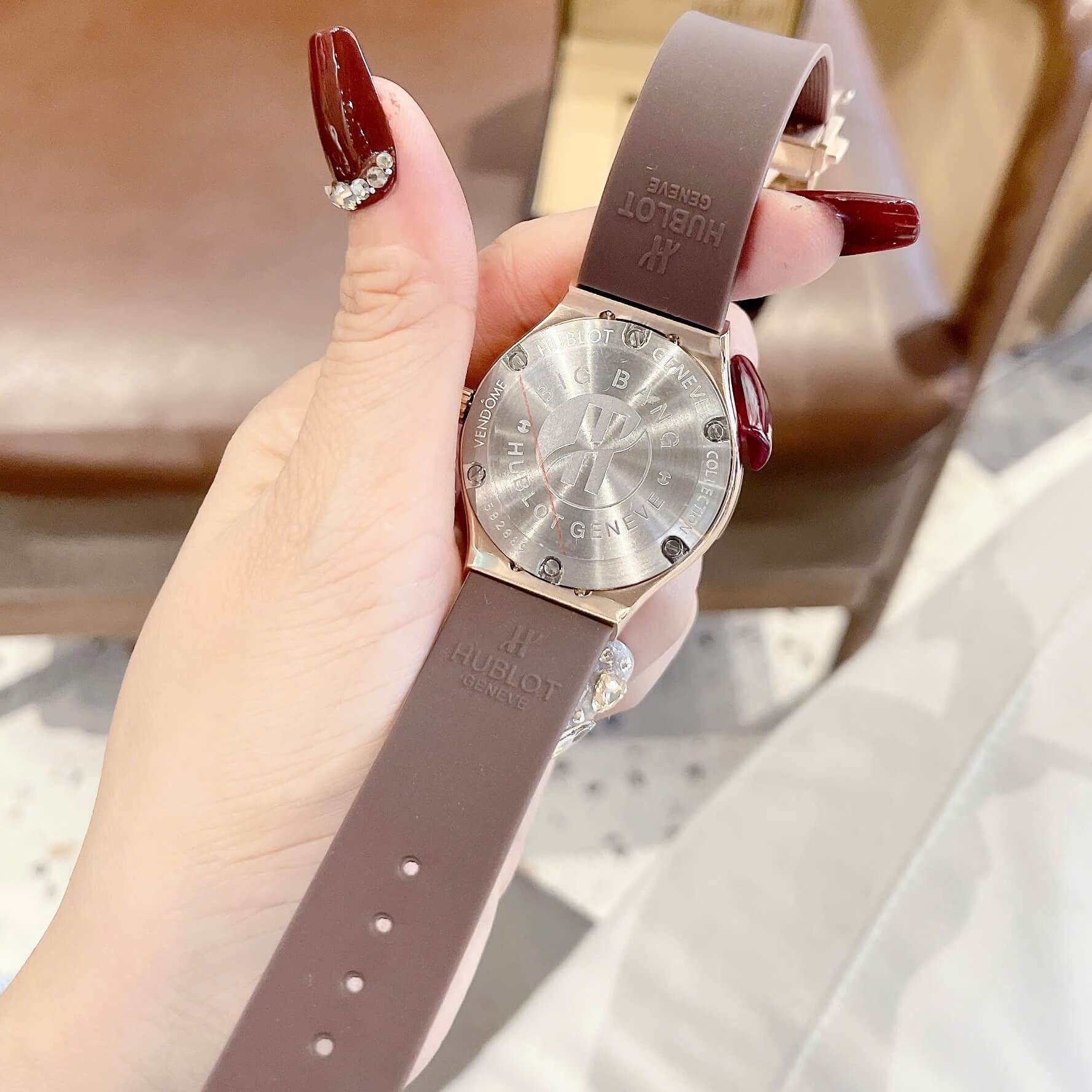 Đồng Hồ Nữ Hublot Classic Fusion Dây Cao Su Màu Nâu Viền Đá Nâu Size 34mm - Máy Quartz