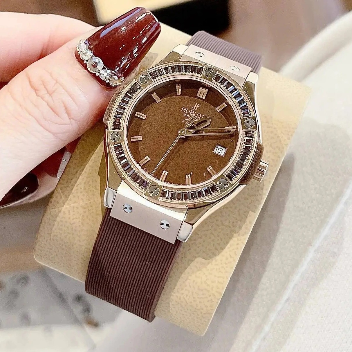 Đồng Hồ Nữ Hublot Classic Fusion Dây Cao Su Màu Nâu Viền Đá Nâu Size 34mm - Máy Quartz