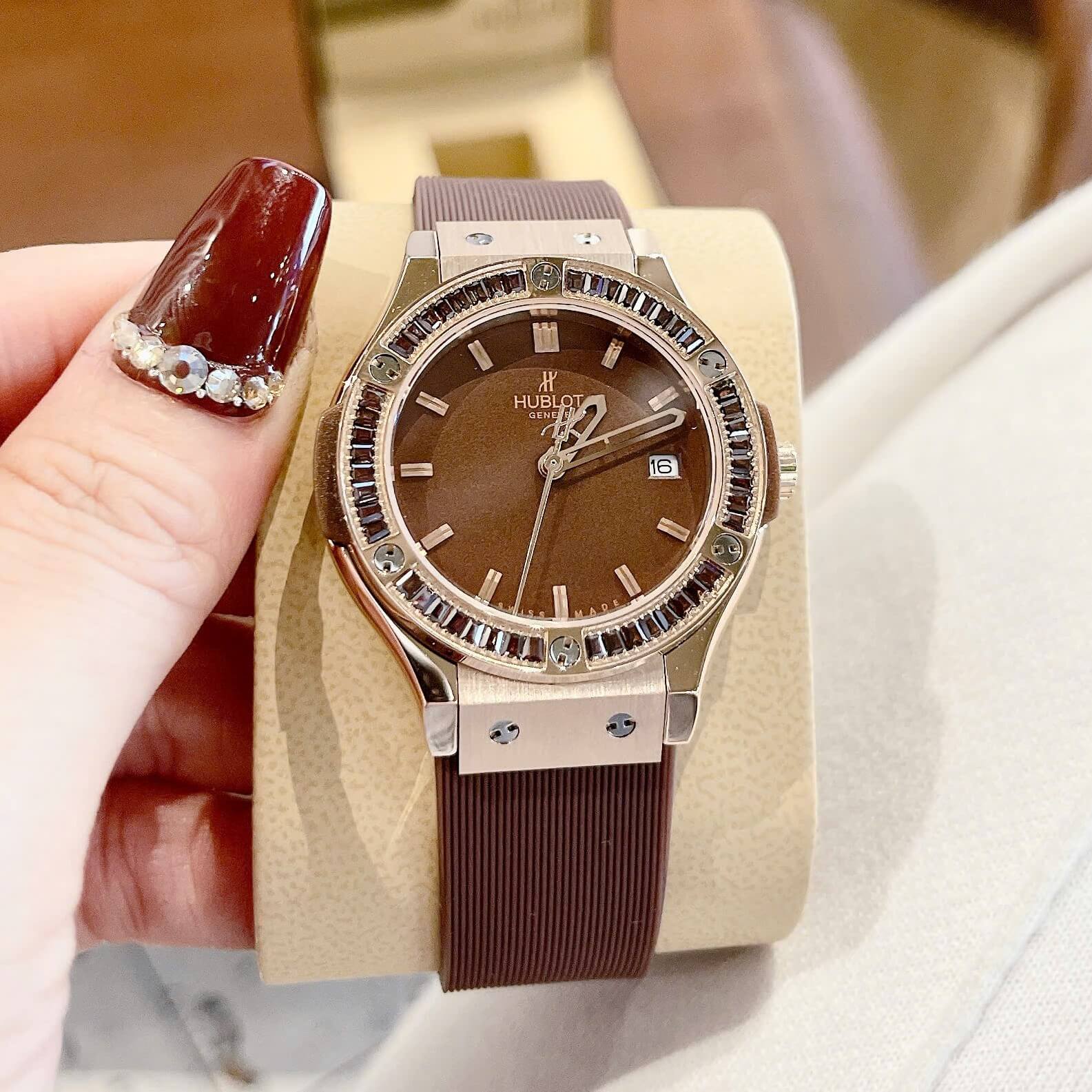 Đồng Hồ Nữ Hublot Classic Fusion Dây Cao Su Màu Nâu Viền Đá Nâu Size 34mm - Máy Quartz