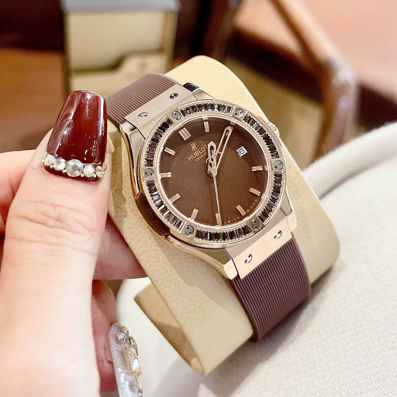 Đồng Hồ Nữ Hublot Classic Fusion Dây Cao Su Màu Nâu Viền Đá Nâu Size 34mm - Máy Quartz