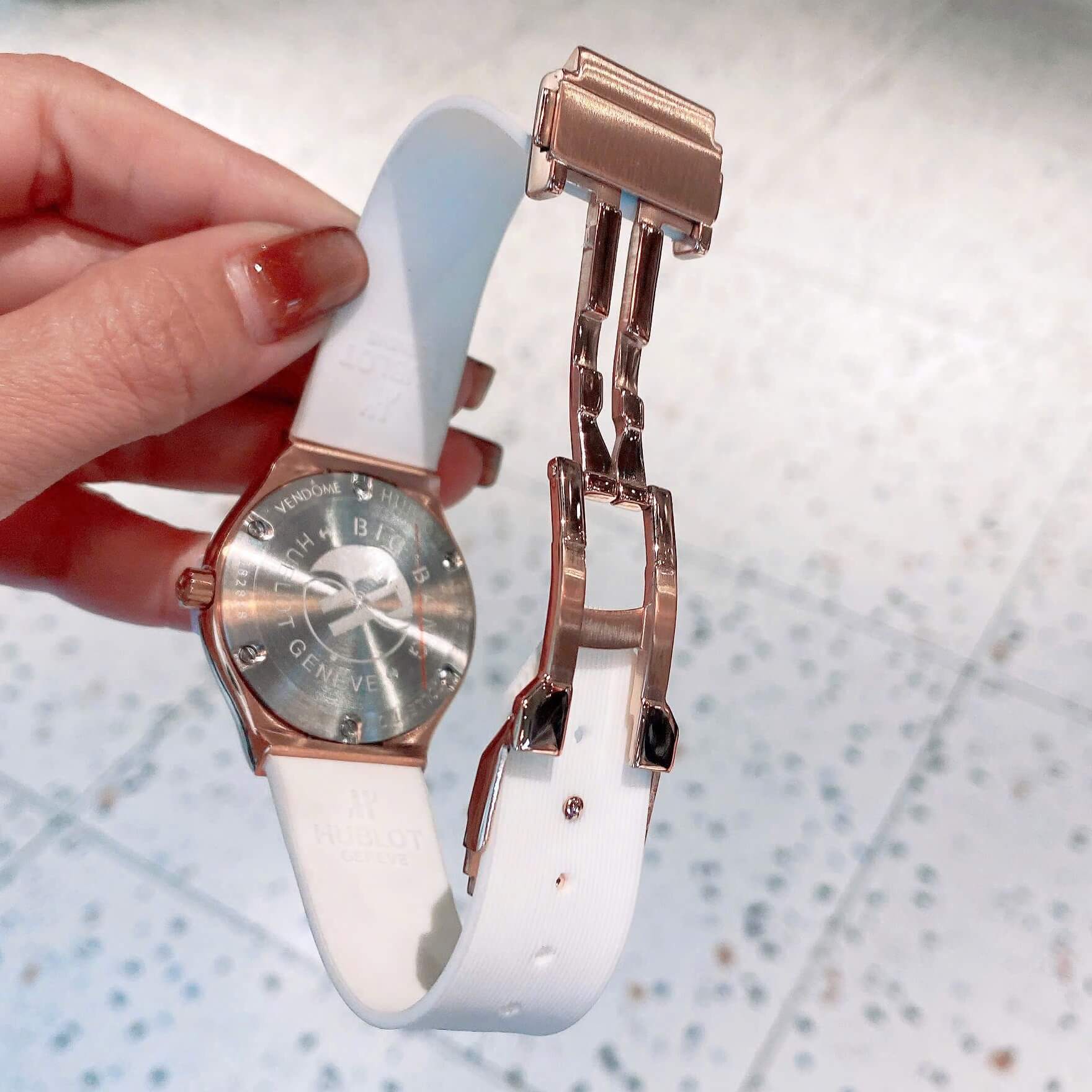 Đồng Hồ Nữ Hublot Classic Fusion Dây Cao Su Màu Trắng Vỏ Rose Viền Đá Đen Size 34mm - Máy Quartz