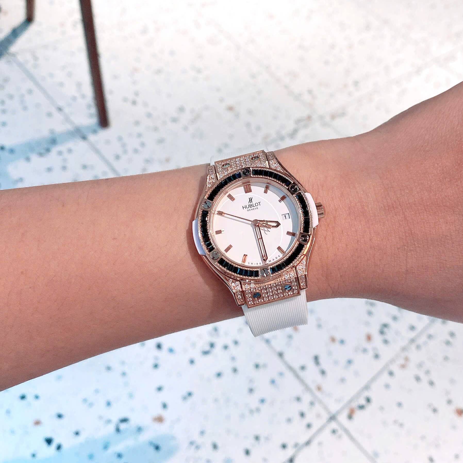 Đồng Hồ Nữ Hublot Classic Fusion Dây Cao Su Màu Trắng Vỏ Rose Viền Đá Đen Size 34mm - Máy Quartz