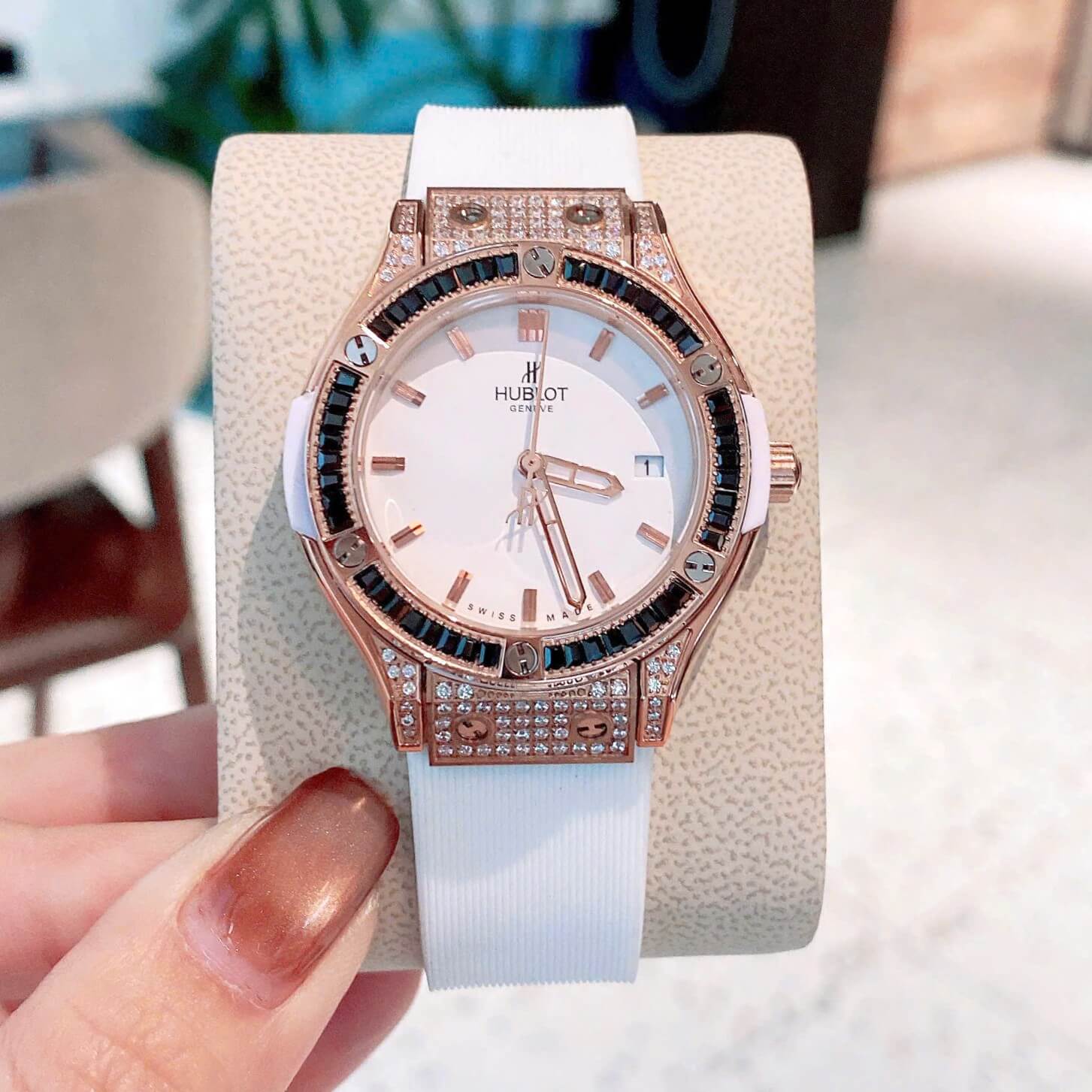Đồng Hồ Nữ Hublot Classic Fusion Dây Cao Su Màu Trắng Vỏ Rose Viền Đá Đen Size 34mm - Máy Quartz