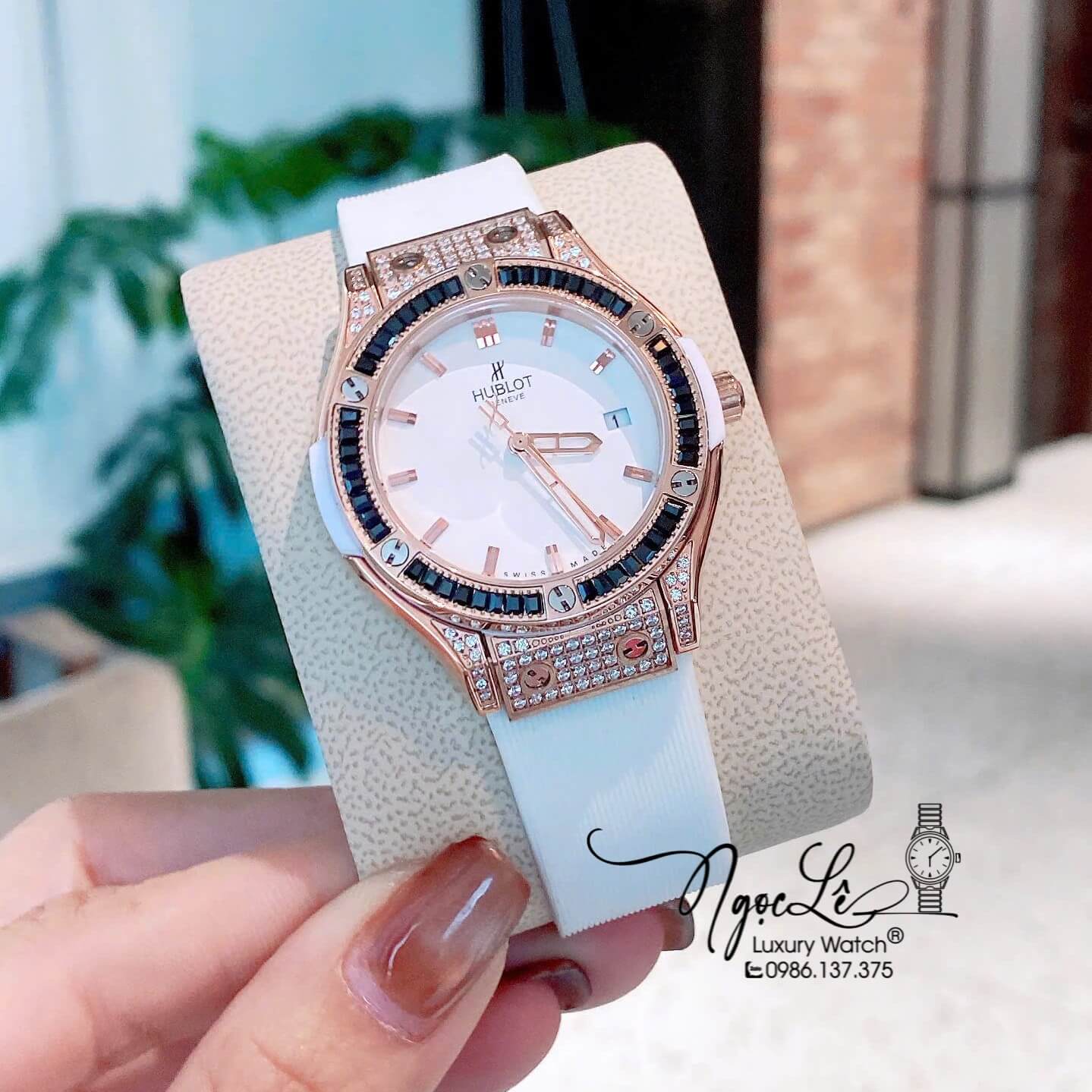 Đồng Hồ Nữ Hublot Classic Fusion Dây Cao Su Màu Trắng Vỏ Rose Viền Đá Đen Size 34mm - Máy Quartz