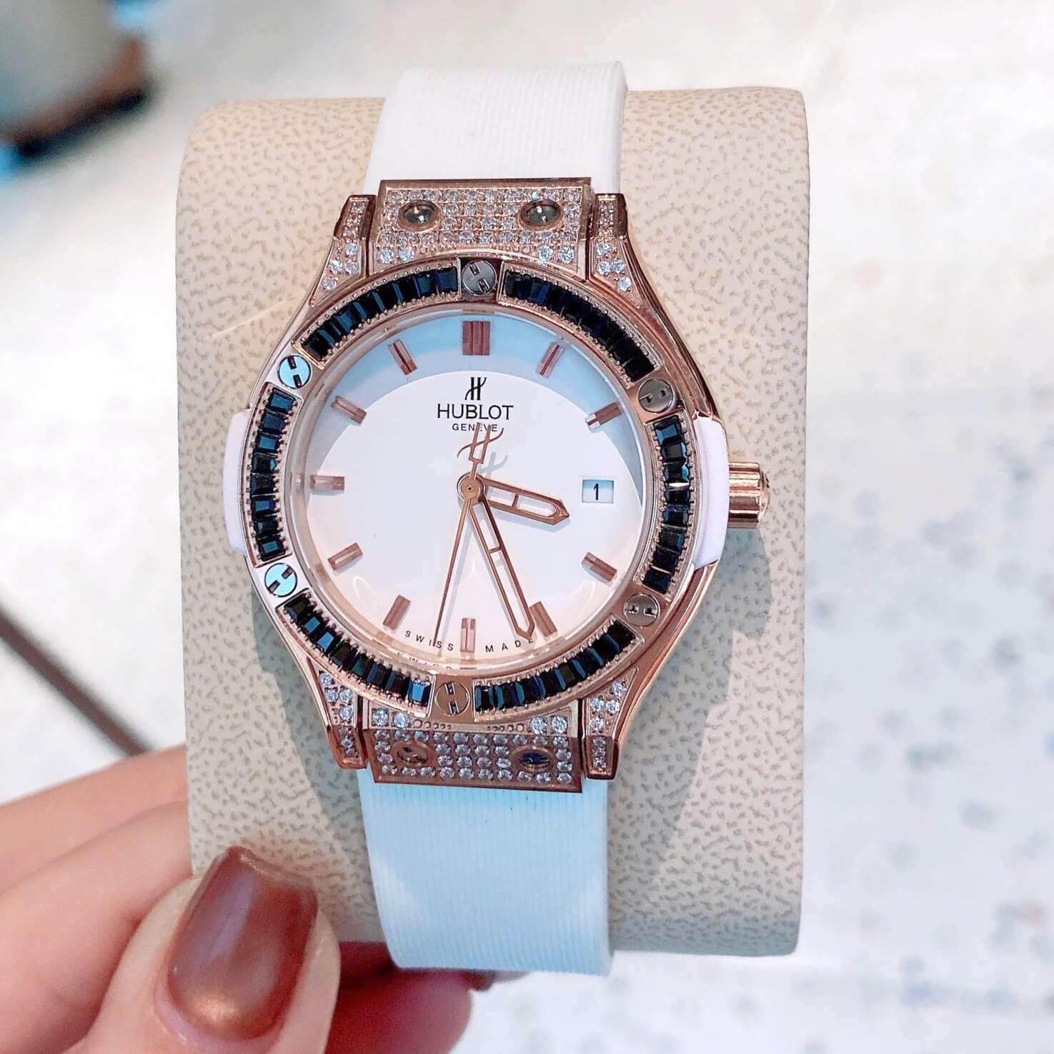 Đồng Hồ Nữ Hublot Classic Fusion Dây Cao Su Màu Trắng Vỏ Rose Viền Đá Đen Size 34mm - Máy Quartz