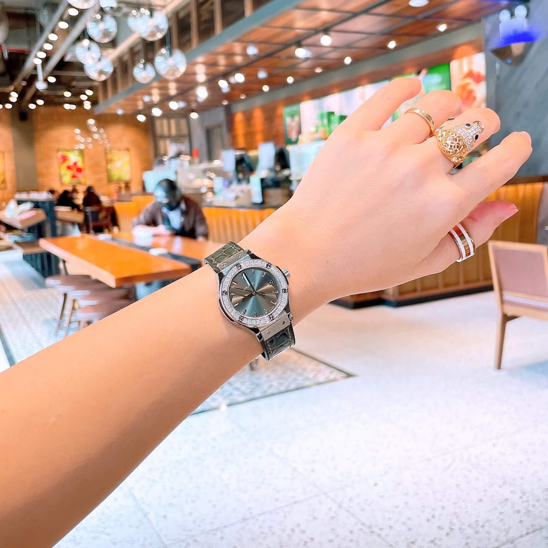 Đồng Hồ Nữ Hublot Classic Fusion Dây Cao Su Màu Xám Viền Đính Đá Size 30mm Máy Pin Miyota Nhật - Vỏ Silver