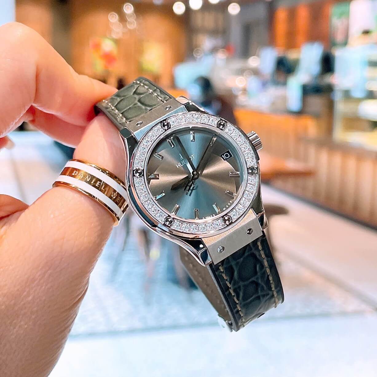 Đồng Hồ Nữ Hublot Classic Fusion Dây Cao Su Màu Xám Viền Đính Đá Size 30mm Máy Pin Miyota Nhật - Vỏ Silver