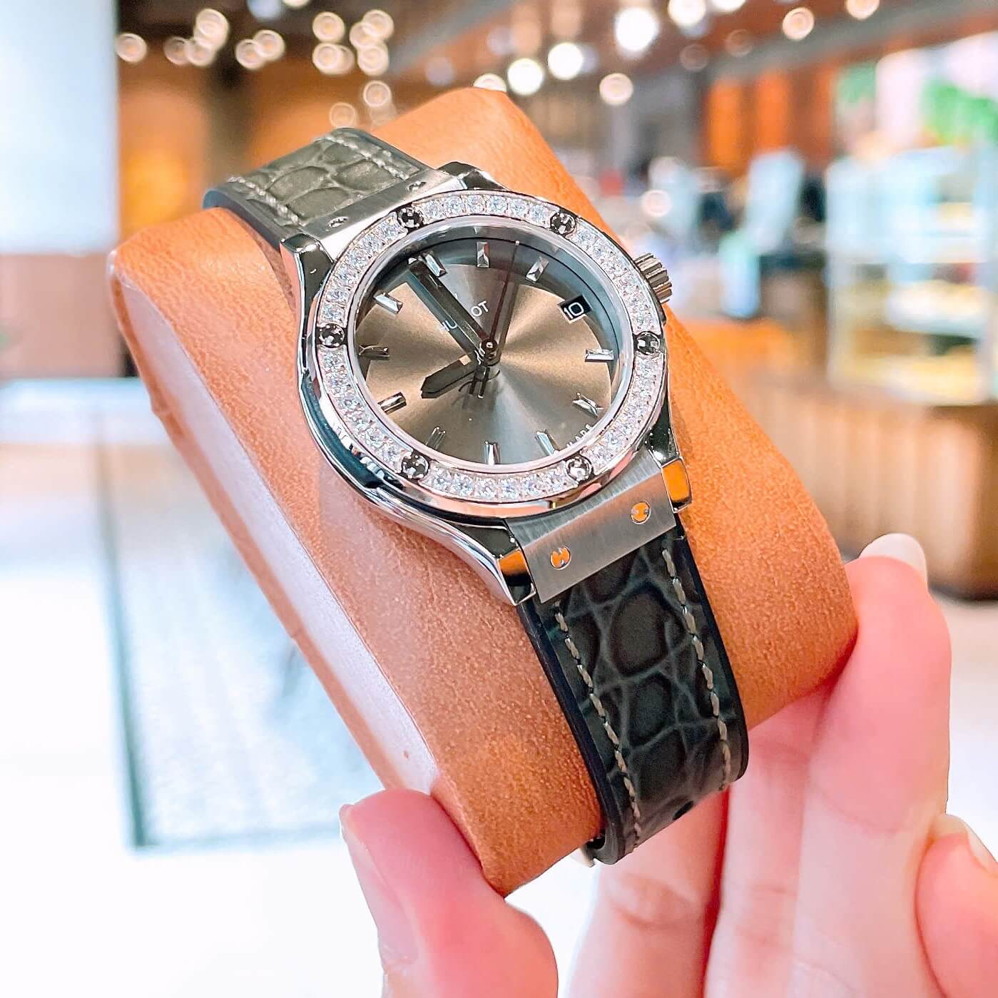 Đồng Hồ Nữ Hublot Classic Fusion Dây Cao Su Màu Xám Viền Đính Đá Size 30mm Máy Pin Miyota Nhật - Vỏ Silver