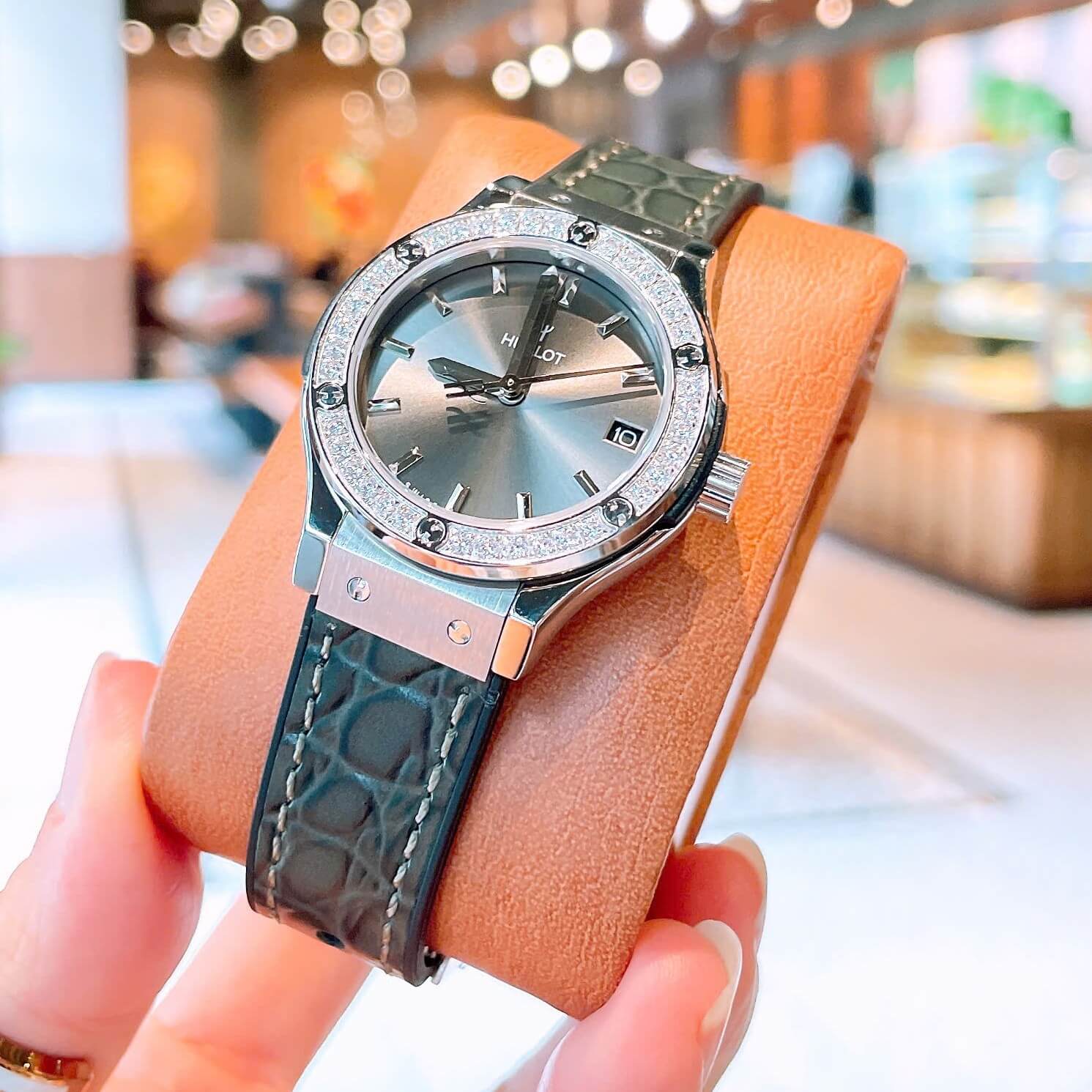 Đồng Hồ Nữ Hublot Classic Fusion Dây Cao Su Màu Xám Viền Đính Đá Size 30mm Máy Pin Miyota Nhật - Vỏ Silver