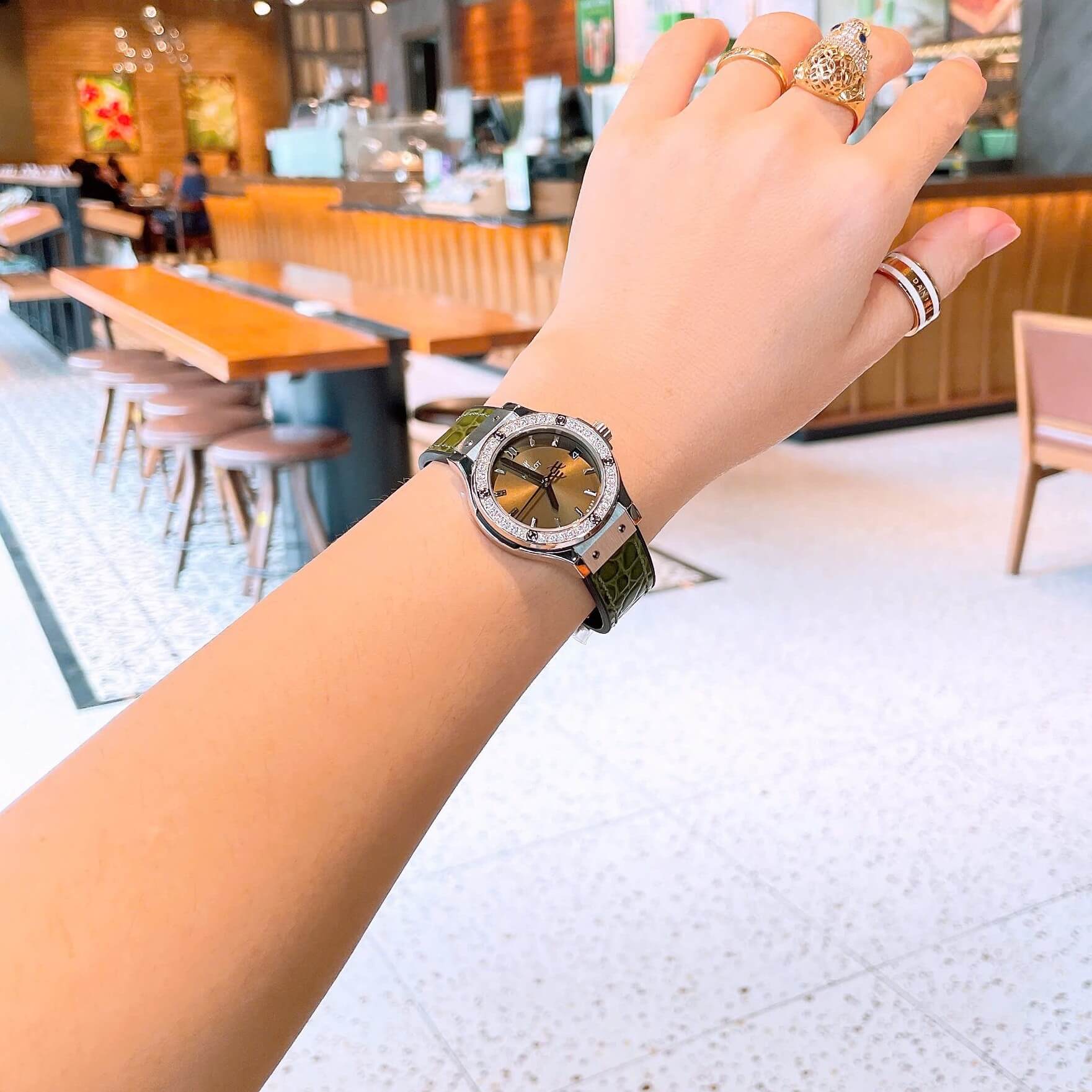 Đồng Hồ Nữ Hublot Classic Fusion Dây Cao Su Màu Xanh Rêu Viền Đính Đá Size 30mm Máy Pin Miyota Nhật - Vỏ Silver