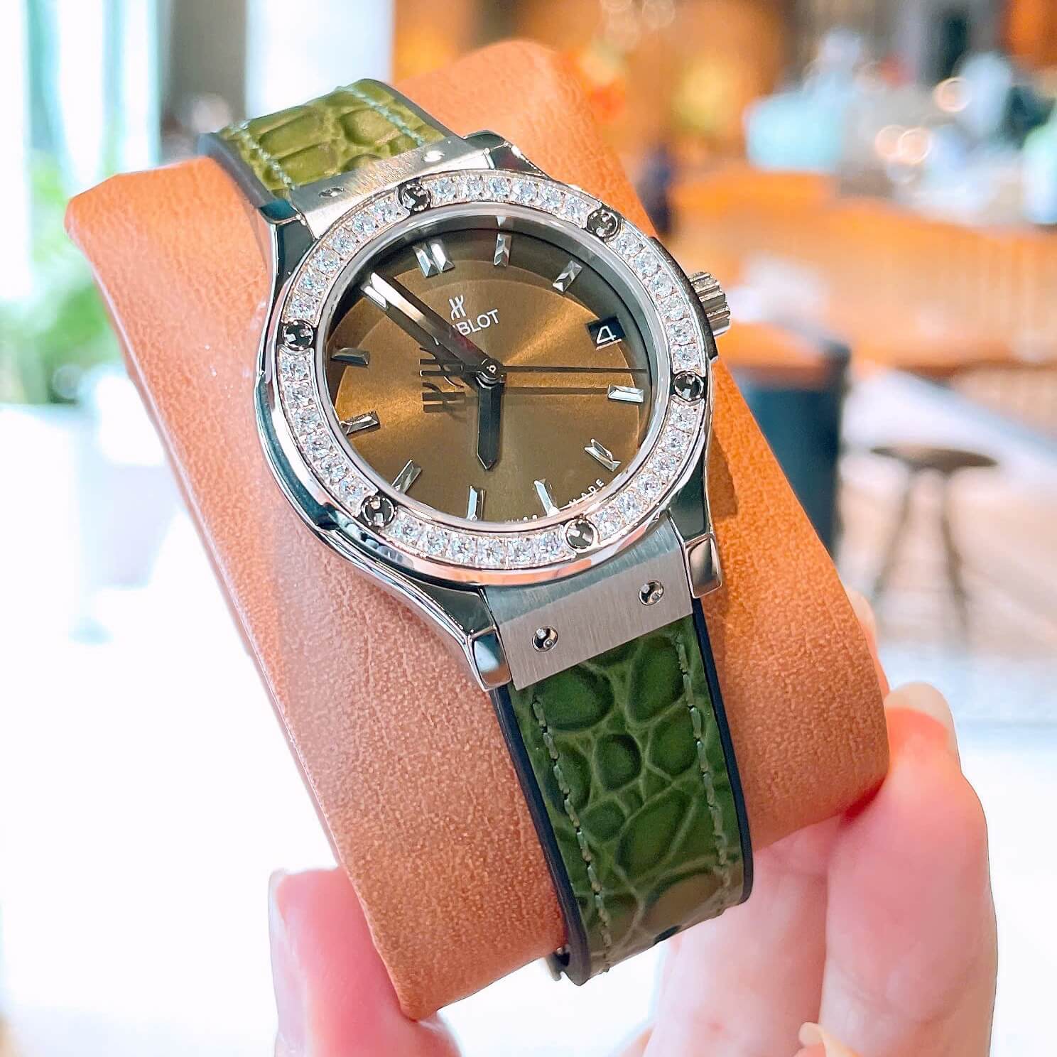 Đồng Hồ Nữ Hublot Classic Fusion Dây Cao Su Màu Xanh Rêu Viền Đính Đá Size 30mm Máy Pin Miyota Nhật - Vỏ Silver